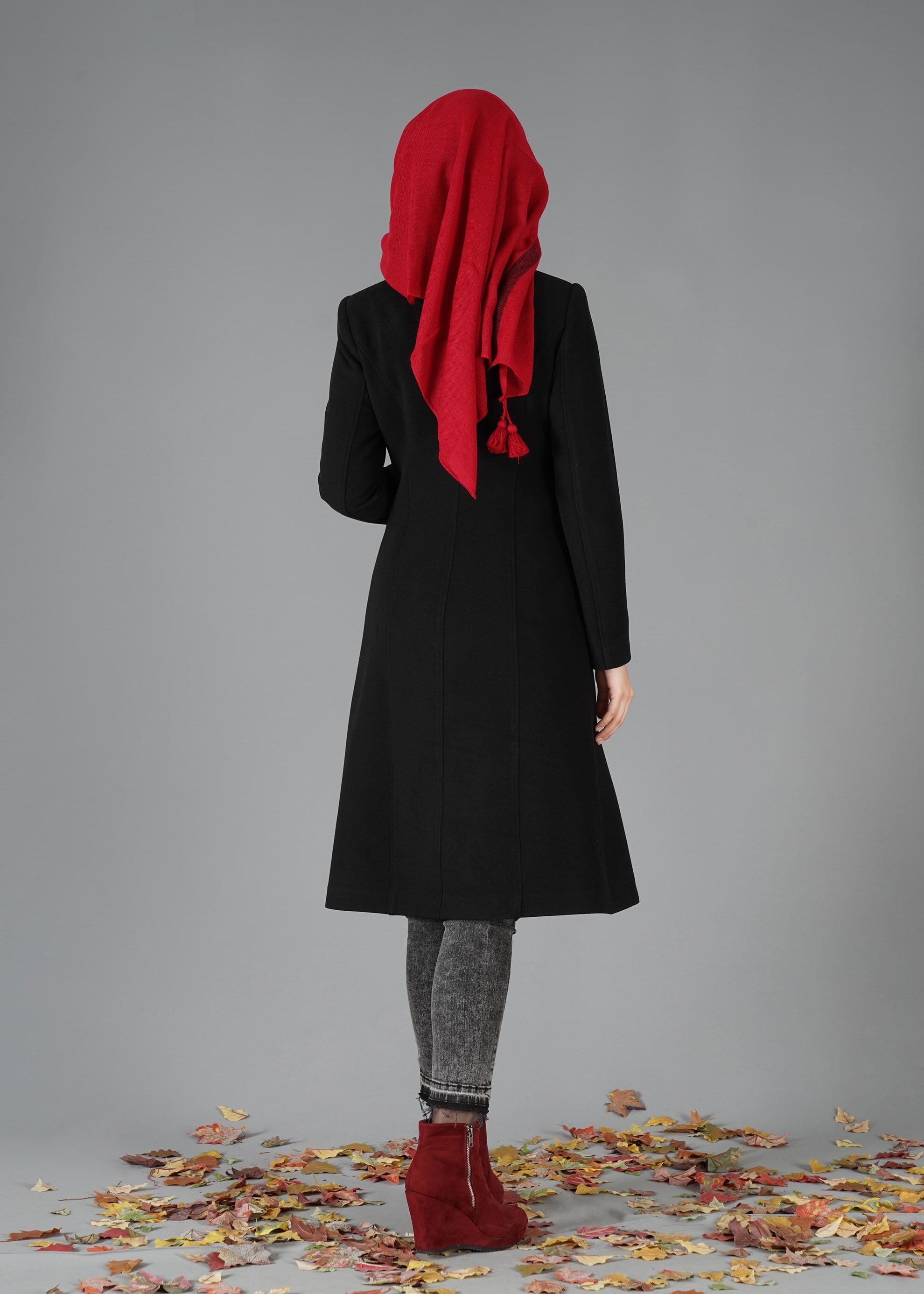 Tesettür giyim SİYAH BELİ KEMER DETAYLI FERMUARLI KABAN 9478