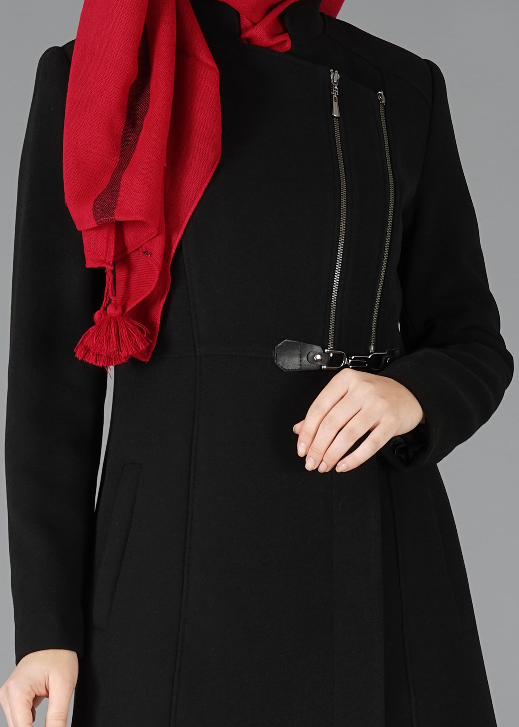 Tesettür giyim SİYAH BELİ KEMER DETAYLI FERMUARLI KABAN 9478