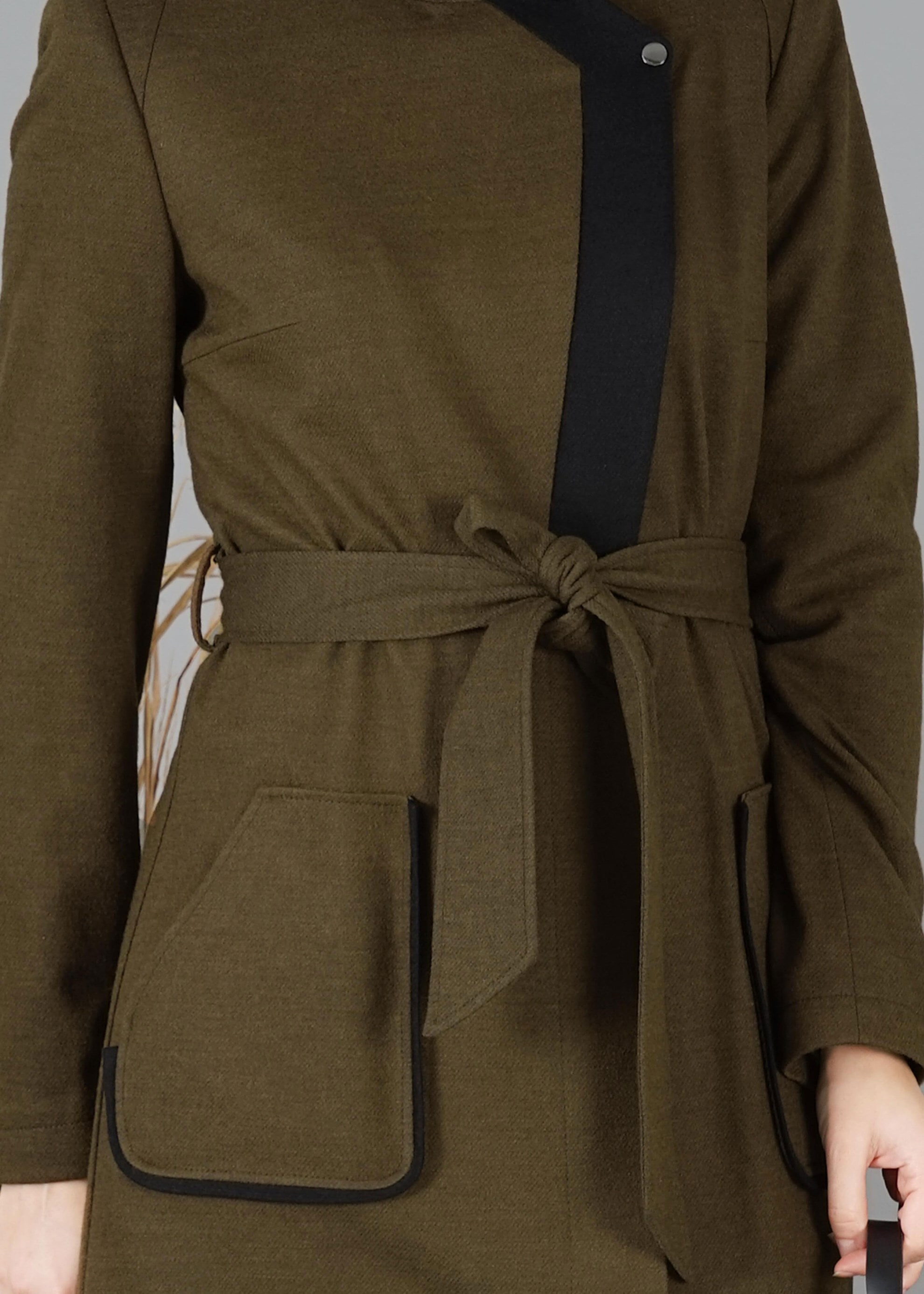 Tesettür giyim HAKİ CEPLİ KUŞAKLI KABAN 9485