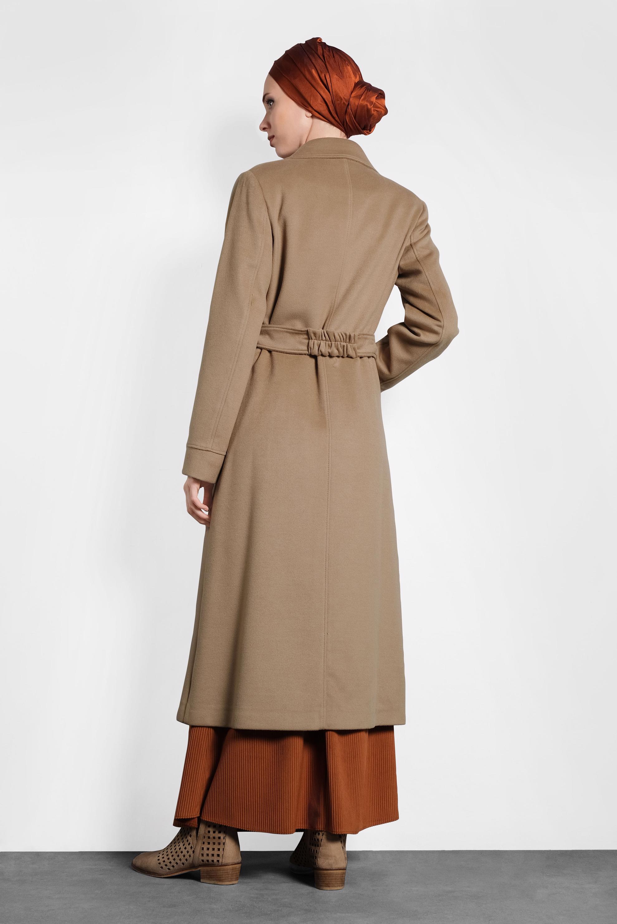 Tesettür giyim BEJ KRUVAZE YAKA KEMERLİ KABAN 9486