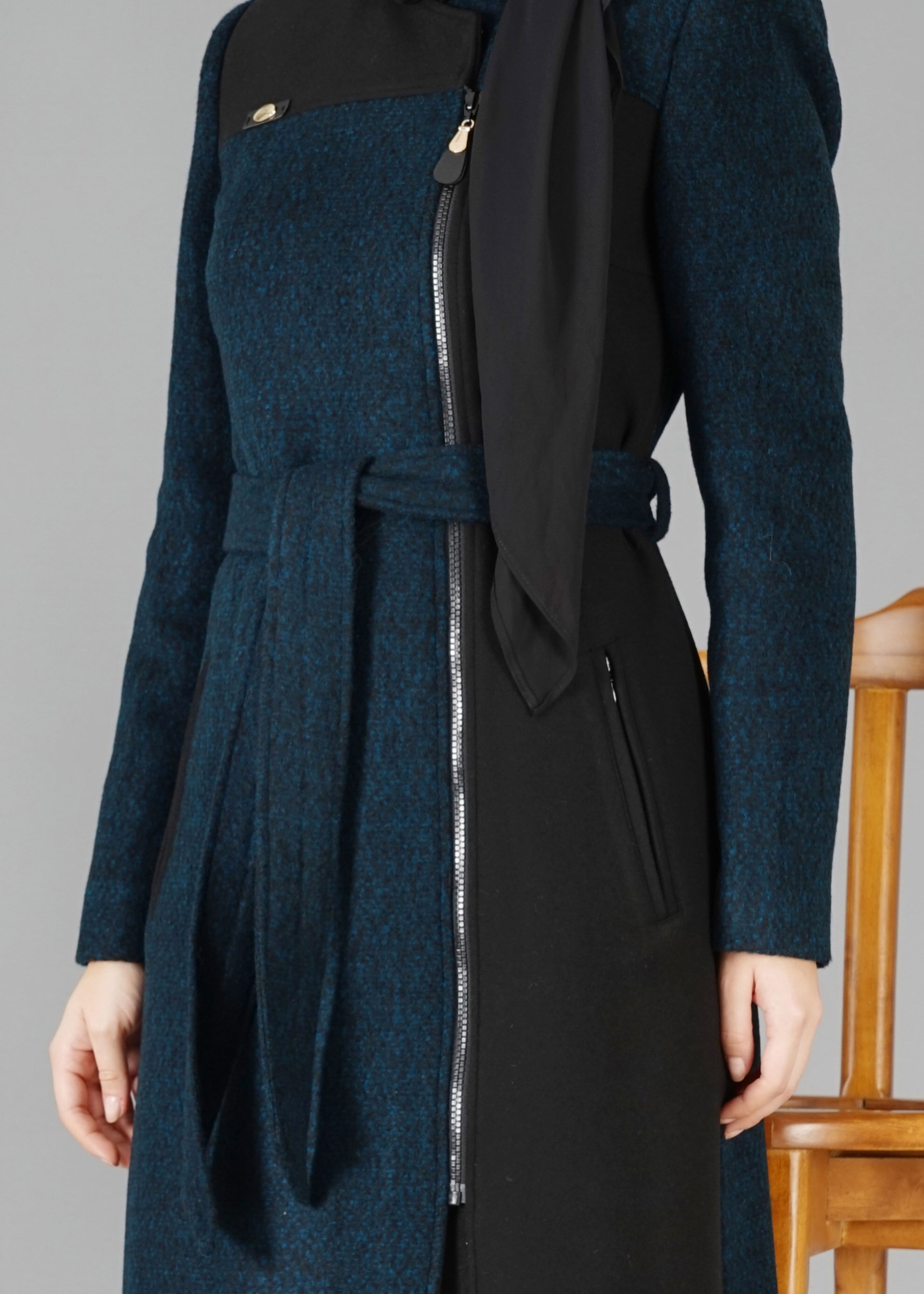 Tesettür giyim MAVİ KUŞAKLI İKİ RENKLİ KABAN 9490