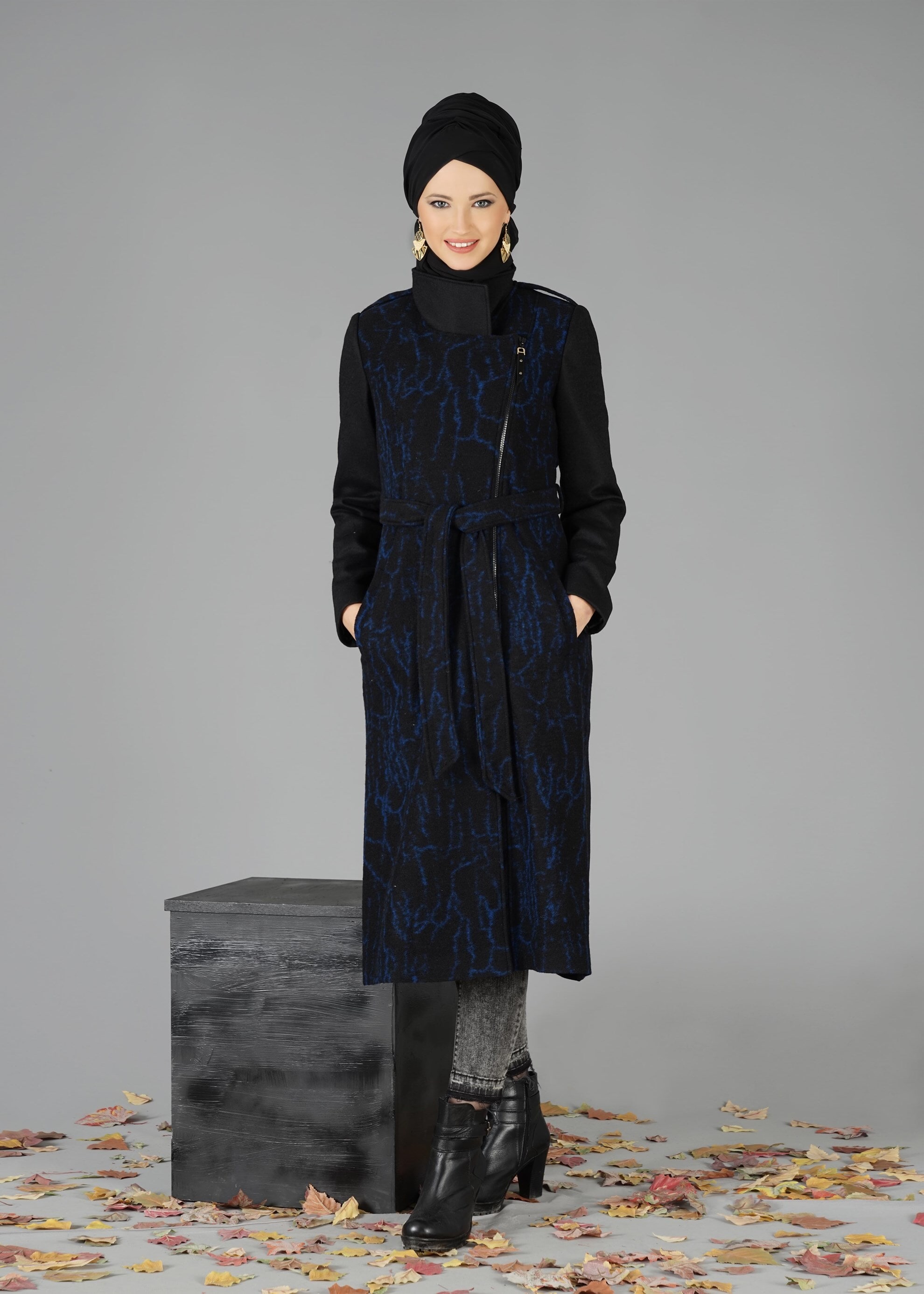 Tesettür giyim SİYAH YANDAN FERMUARLI DESENLİ KABAN 9495