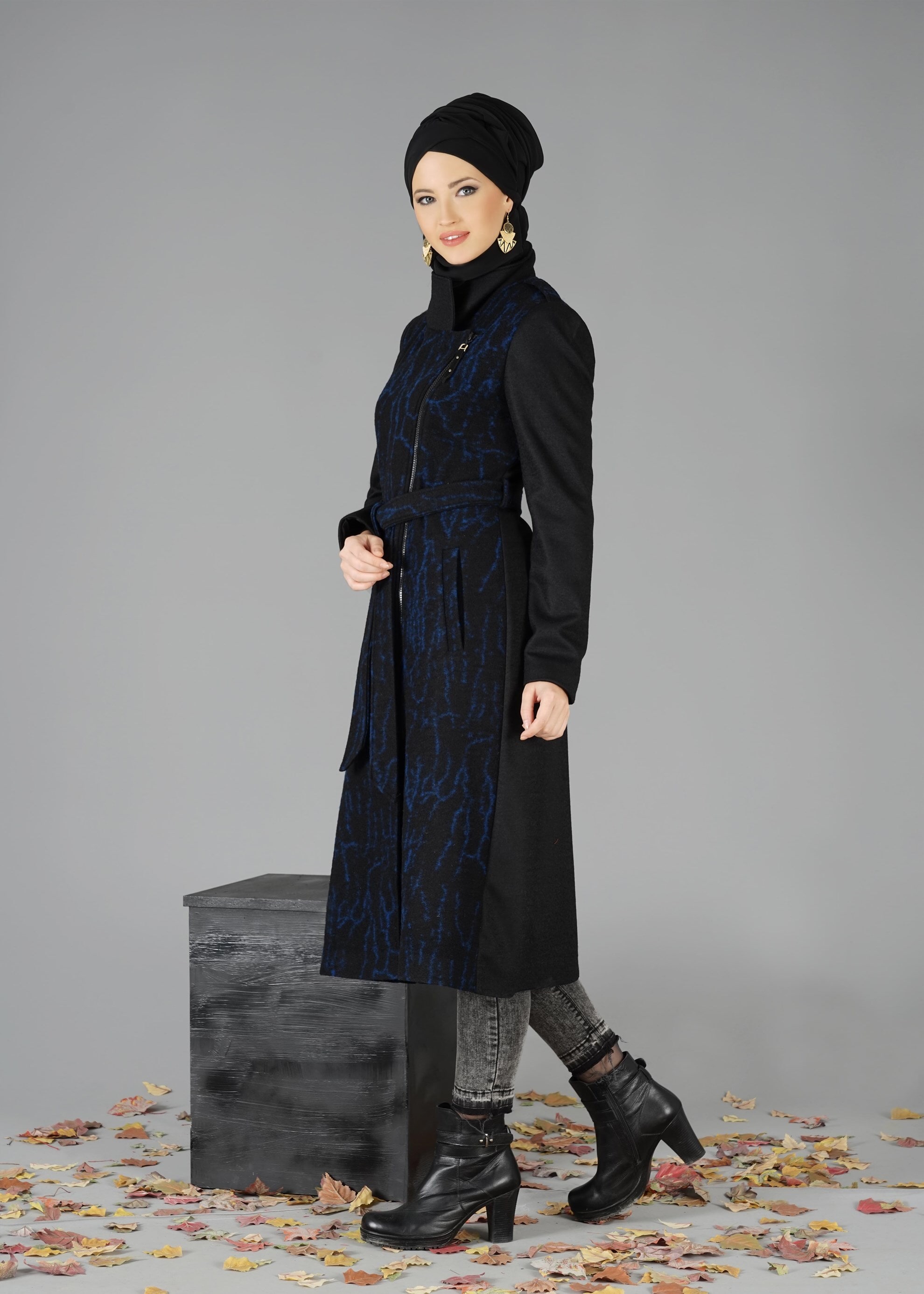 Tesettür giyim SİYAH YANDAN FERMUARLI DESENLİ KABAN 9495
