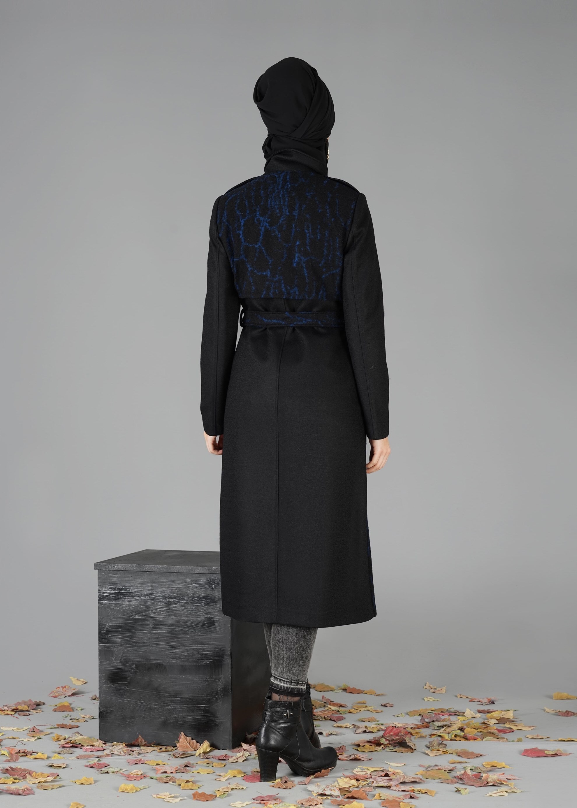 Tesettür giyim SİYAH YANDAN FERMUARLI DESENLİ KABAN 9495