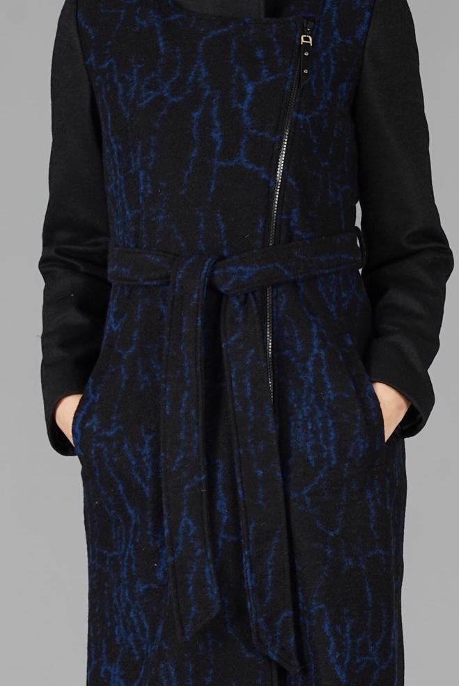 Tesettür giyim SİYAH YANDAN FERMUARLI DESENLİ KABAN 9495 - ALVİNA