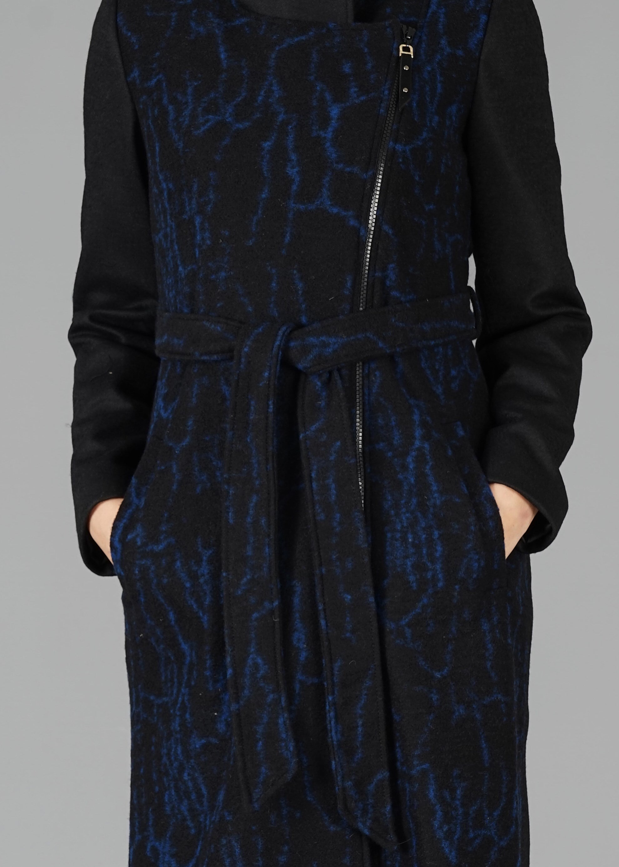 Tesettür giyim SİYAH YANDAN FERMUARLI DESENLİ KABAN 9495