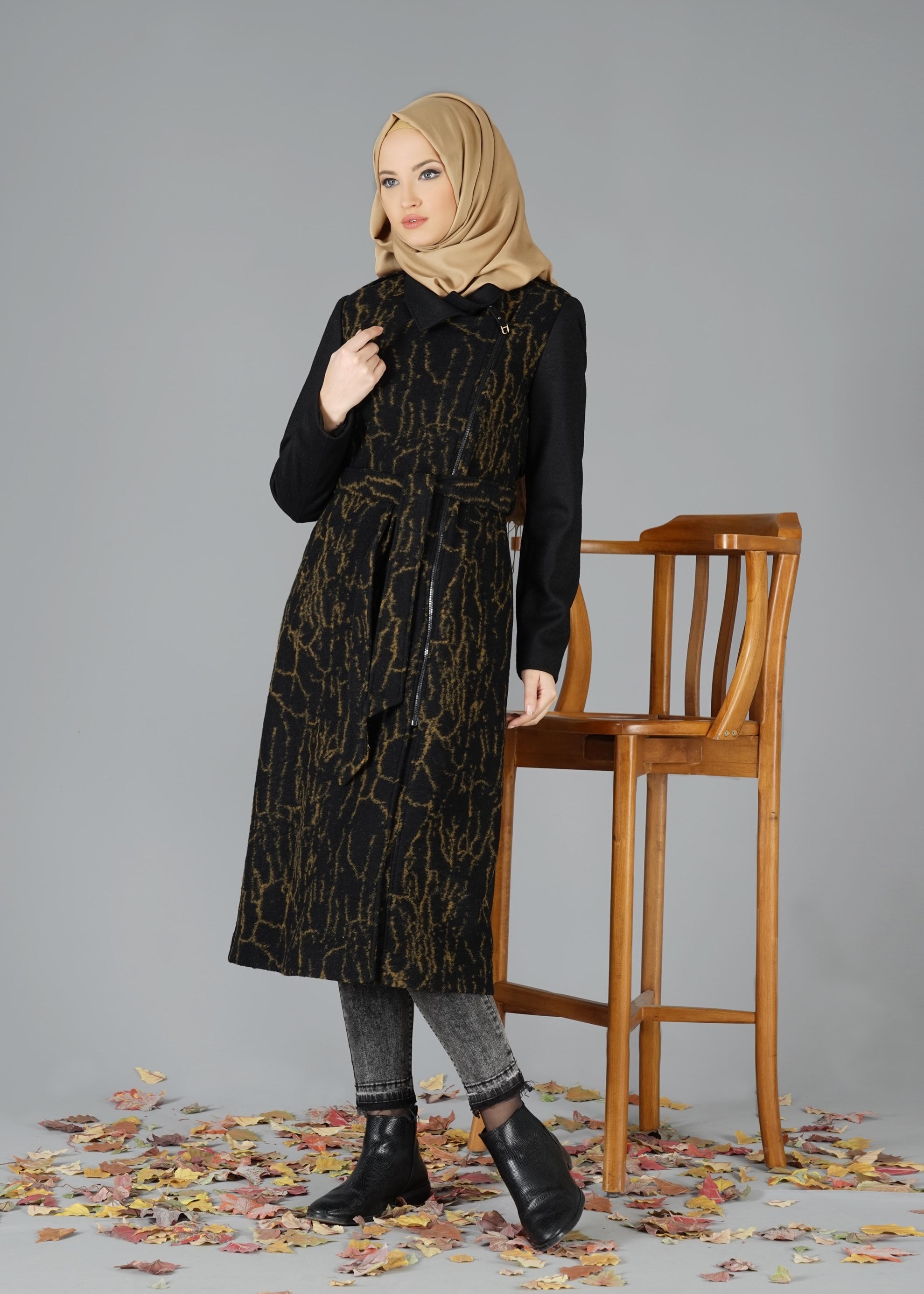 Tesettür giyim BEJ YANDAN FERMUARLI DESENLİ KABAN 9495