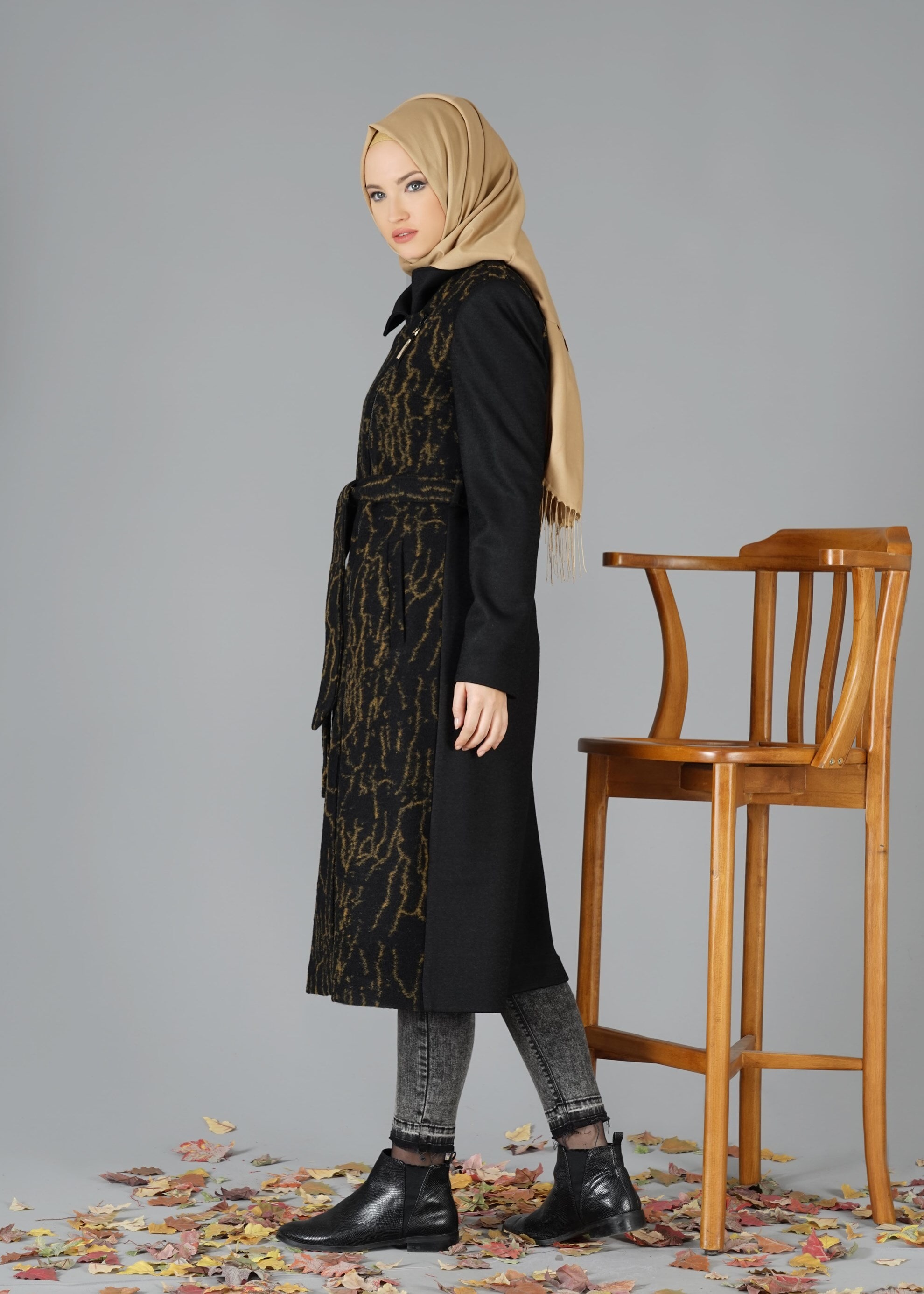 Tesettür giyim BEJ YANDAN FERMUARLI DESENLİ KABAN 9495