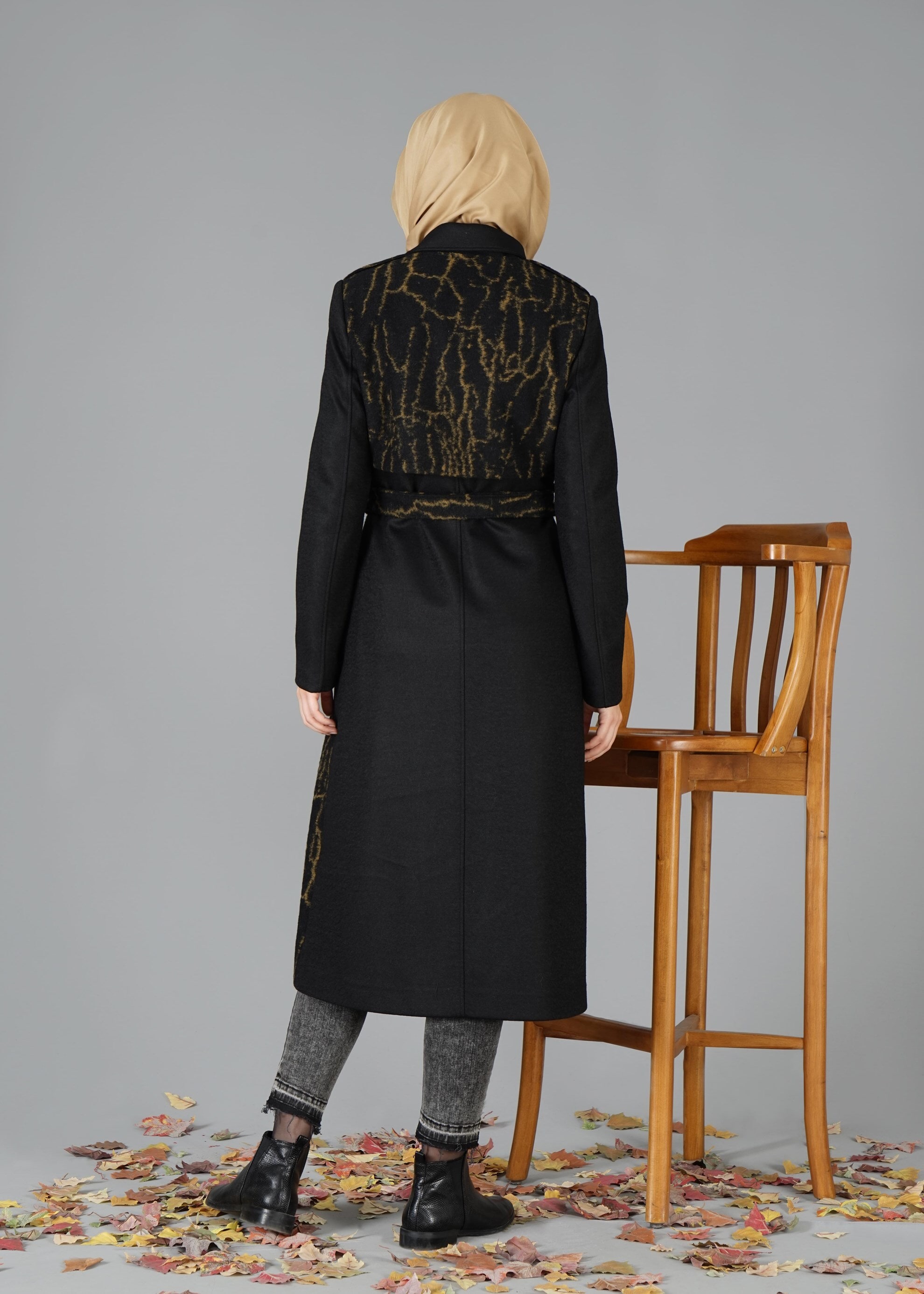 Tesettür giyim BEJ YANDAN FERMUARLI DESENLİ KABAN 9495