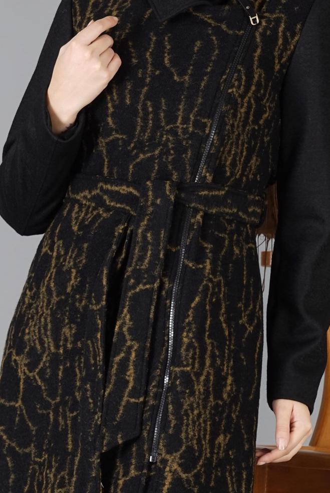 Tesettür giyim BEJ YANDAN FERMUARLI DESENLİ KABAN 9495 - ALVİNA