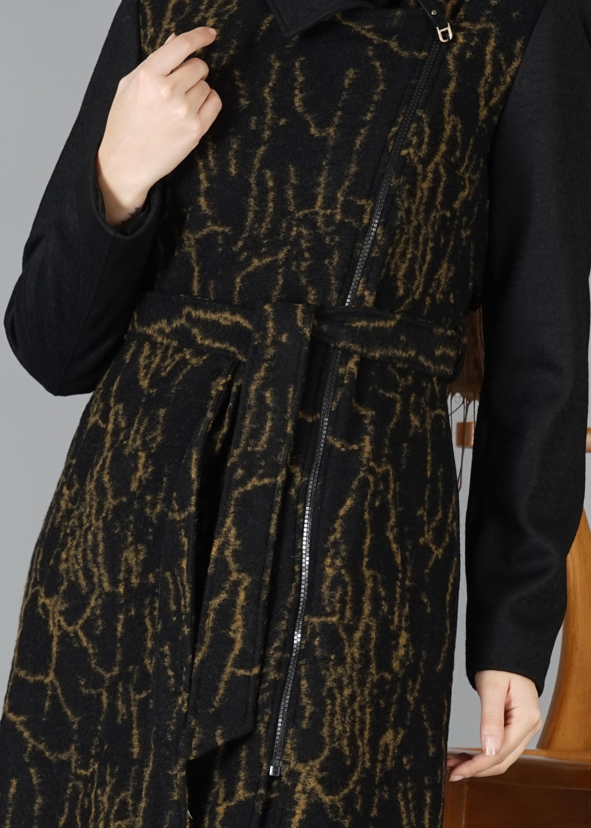 Tesettür giyim BEJ YANDAN FERMUARLI DESENLİ KABAN 9495