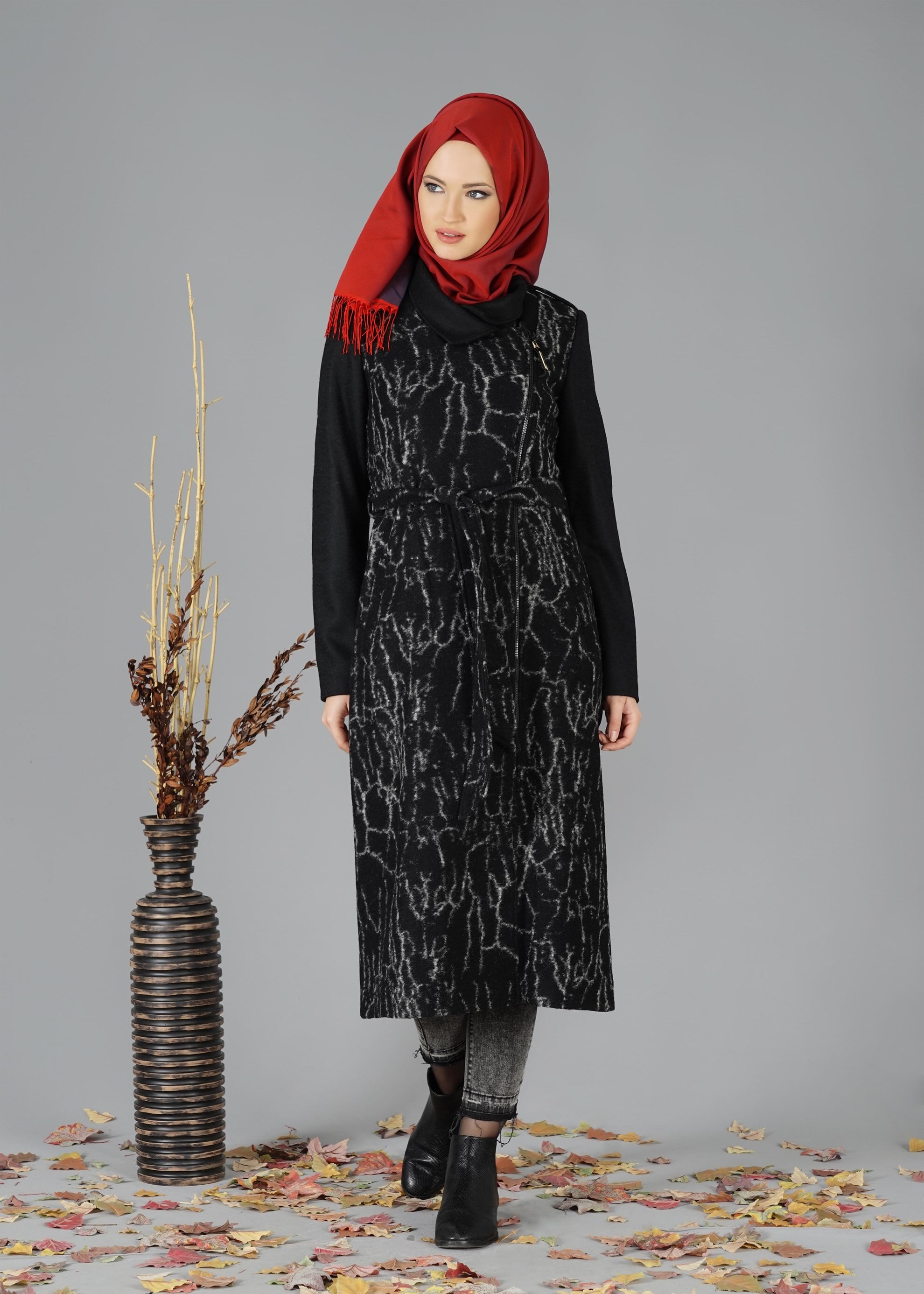 Tesettür giyim SİYAH YANDAN FERMUARLI DESENLİ KABAN 9495