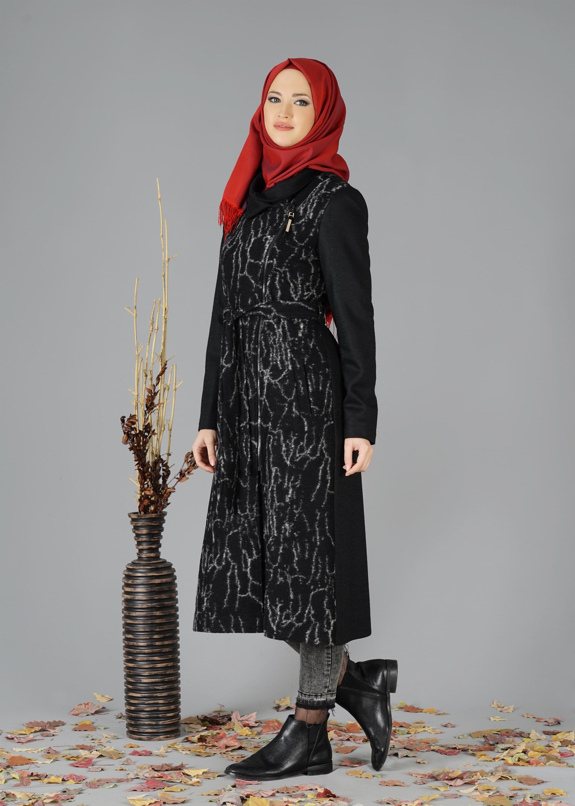 Tesettür giyim SİYAH YANDAN FERMUARLI DESENLİ KABAN 9495