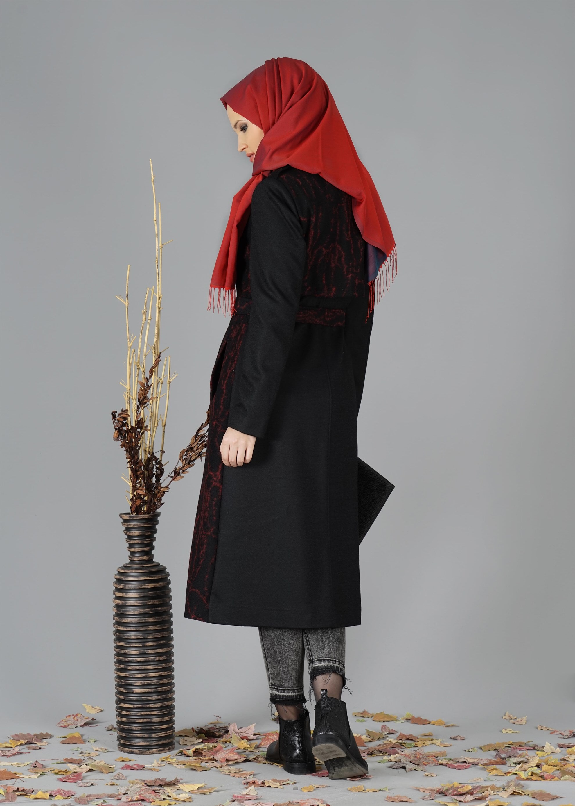 Tesettür giyim SİYAH YANDAN FERMUARLI DESENLİ KABAN 9495