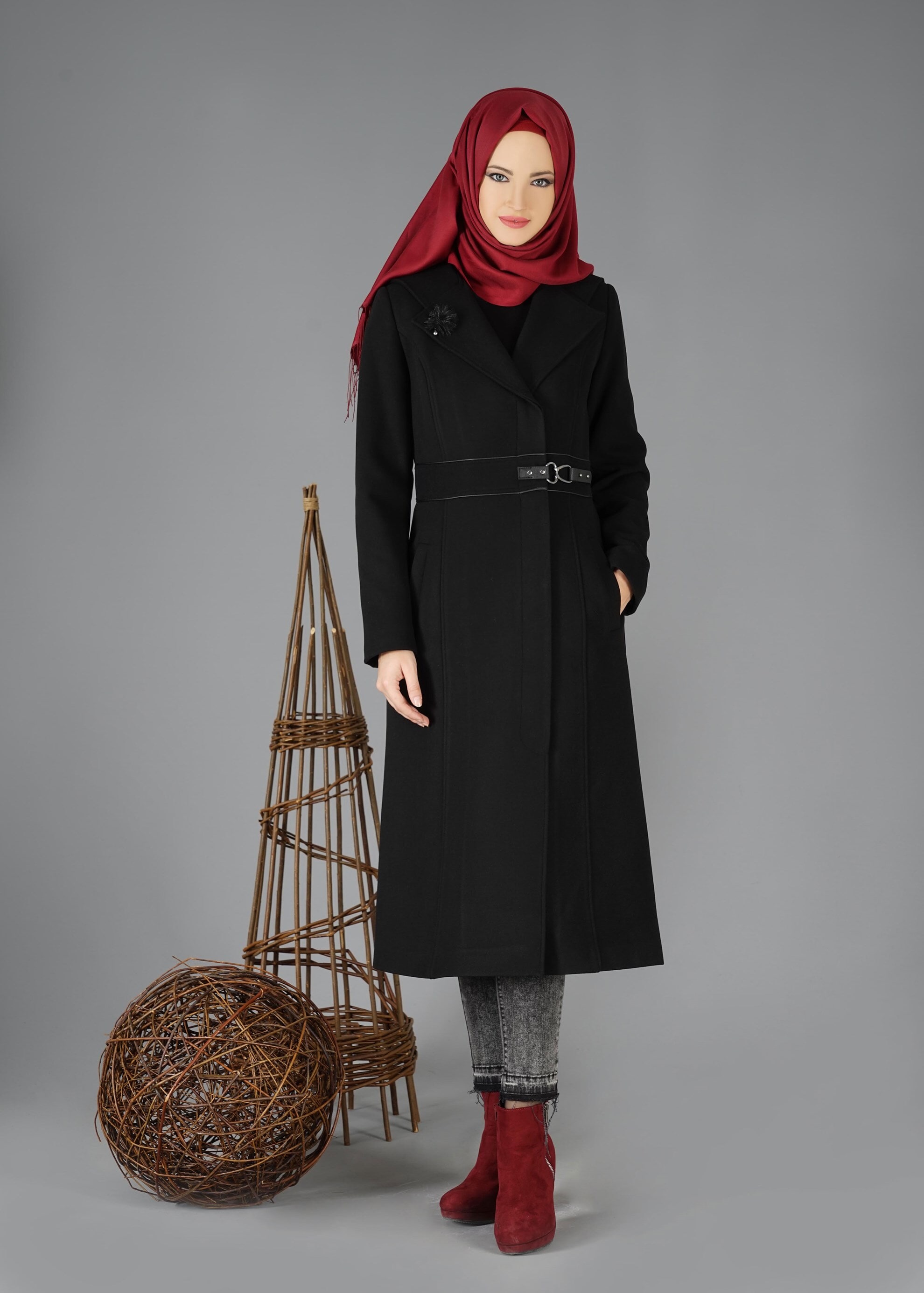 Tesettür giyim SİYAH YAKASI TÜY DETAYLI KAPÜŞONLU KABAN 9497