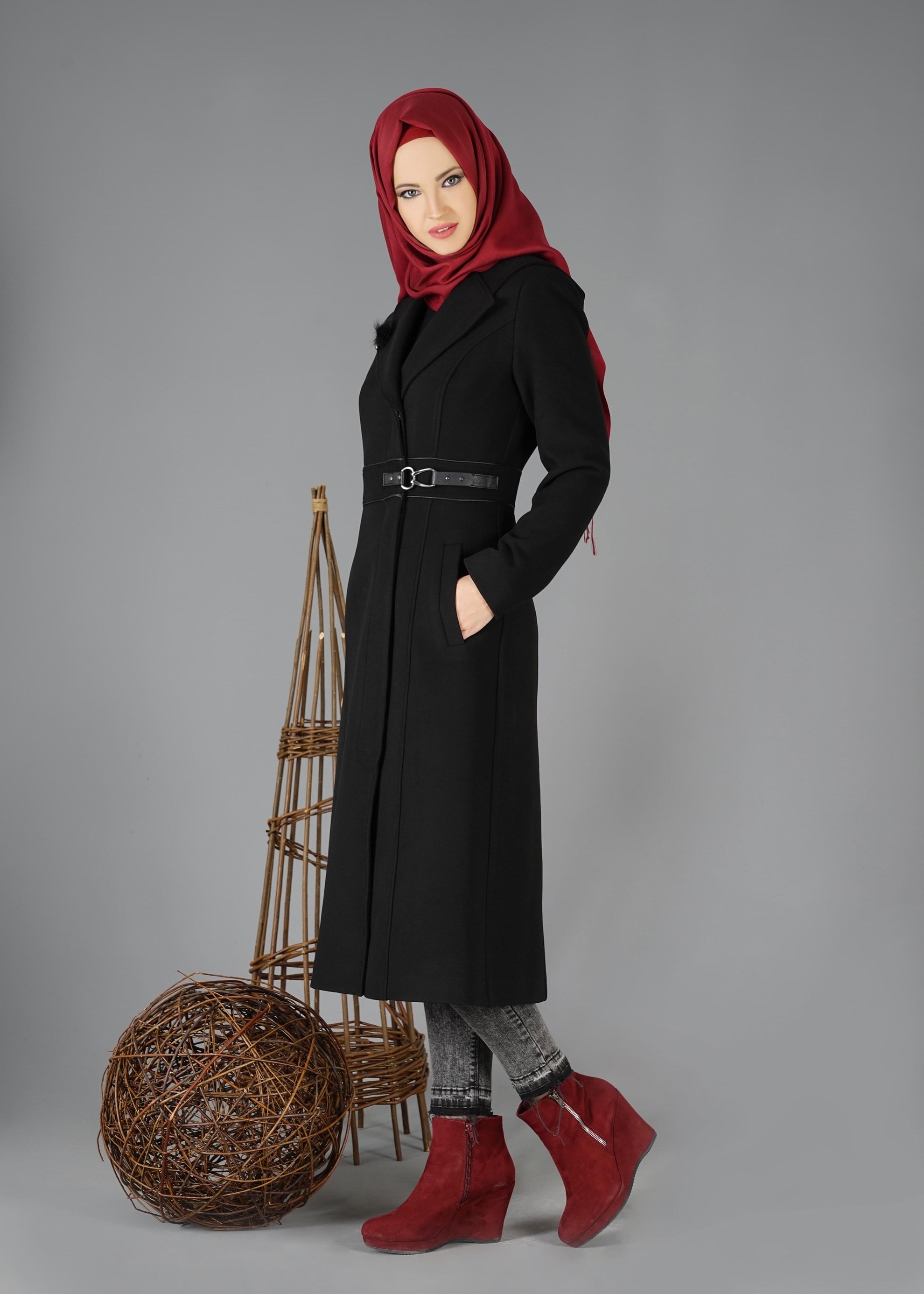 Tesettür giyim SİYAH YAKASI TÜY DETAYLI KAPÜŞONLU KABAN 9497