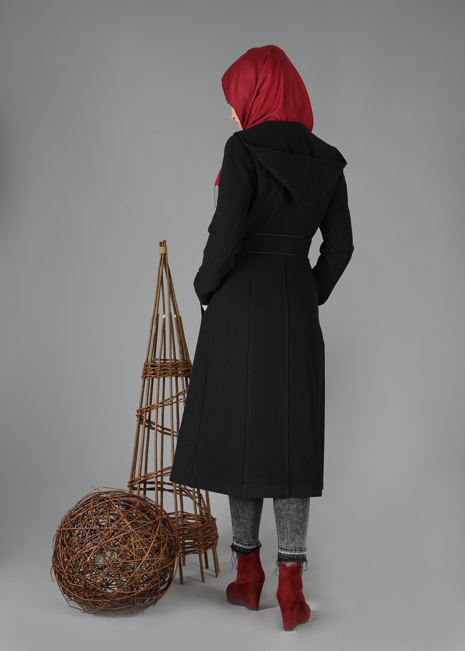 Tesettür giyim SİYAH YAKASI TÜY DETAYLI KAPÜŞONLU KABAN 9497