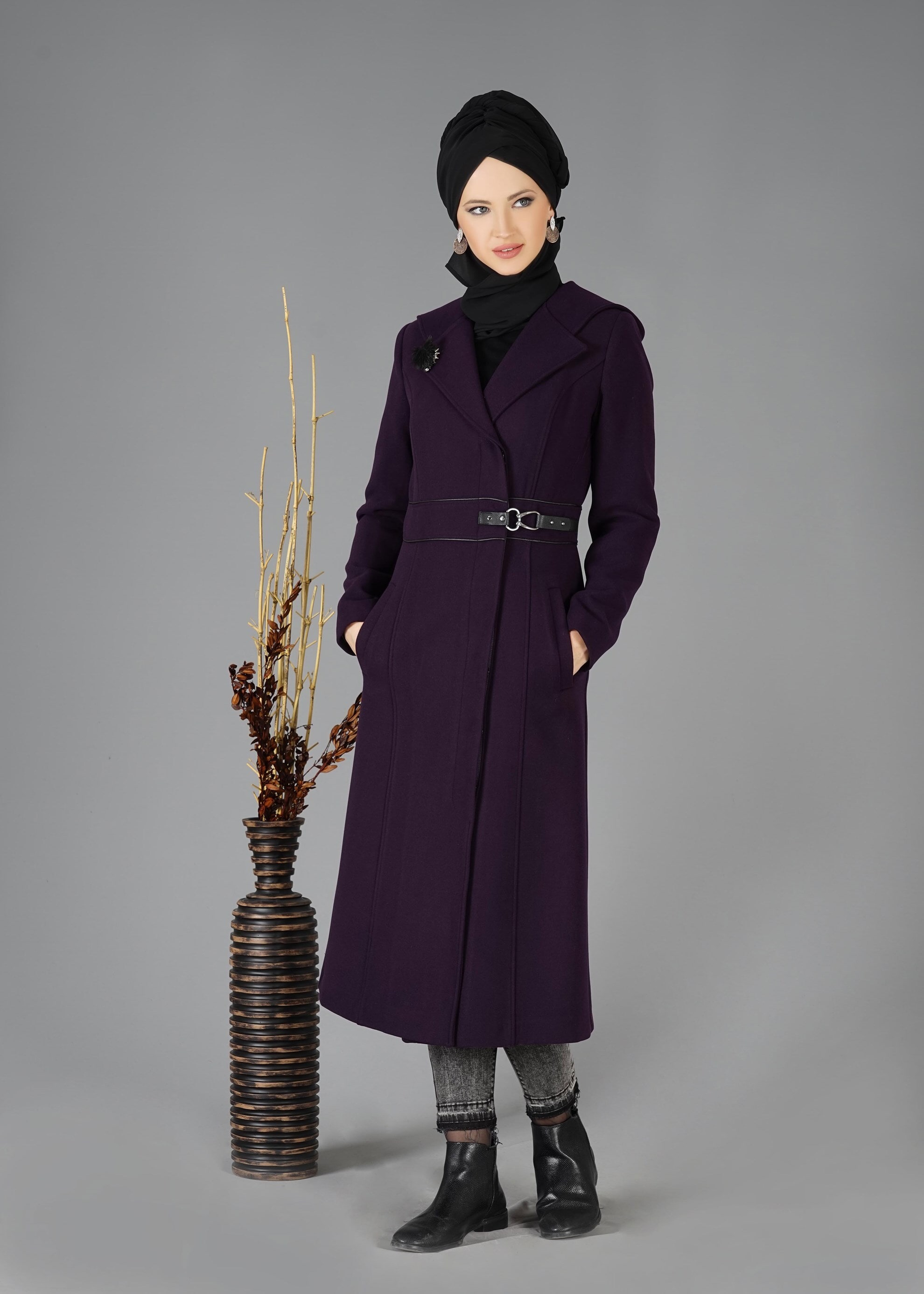 Tesettür giyim MOR YAKASI TÜY DETAYLI KAPÜŞONLU KABAN 9497