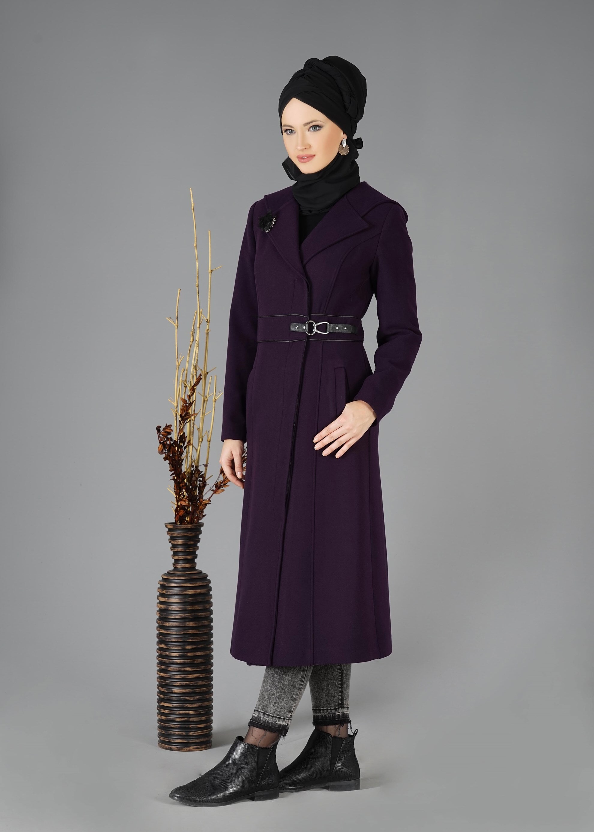 Tesettür giyim MOR YAKASI TÜY DETAYLI KAPÜŞONLU KABAN 9497
