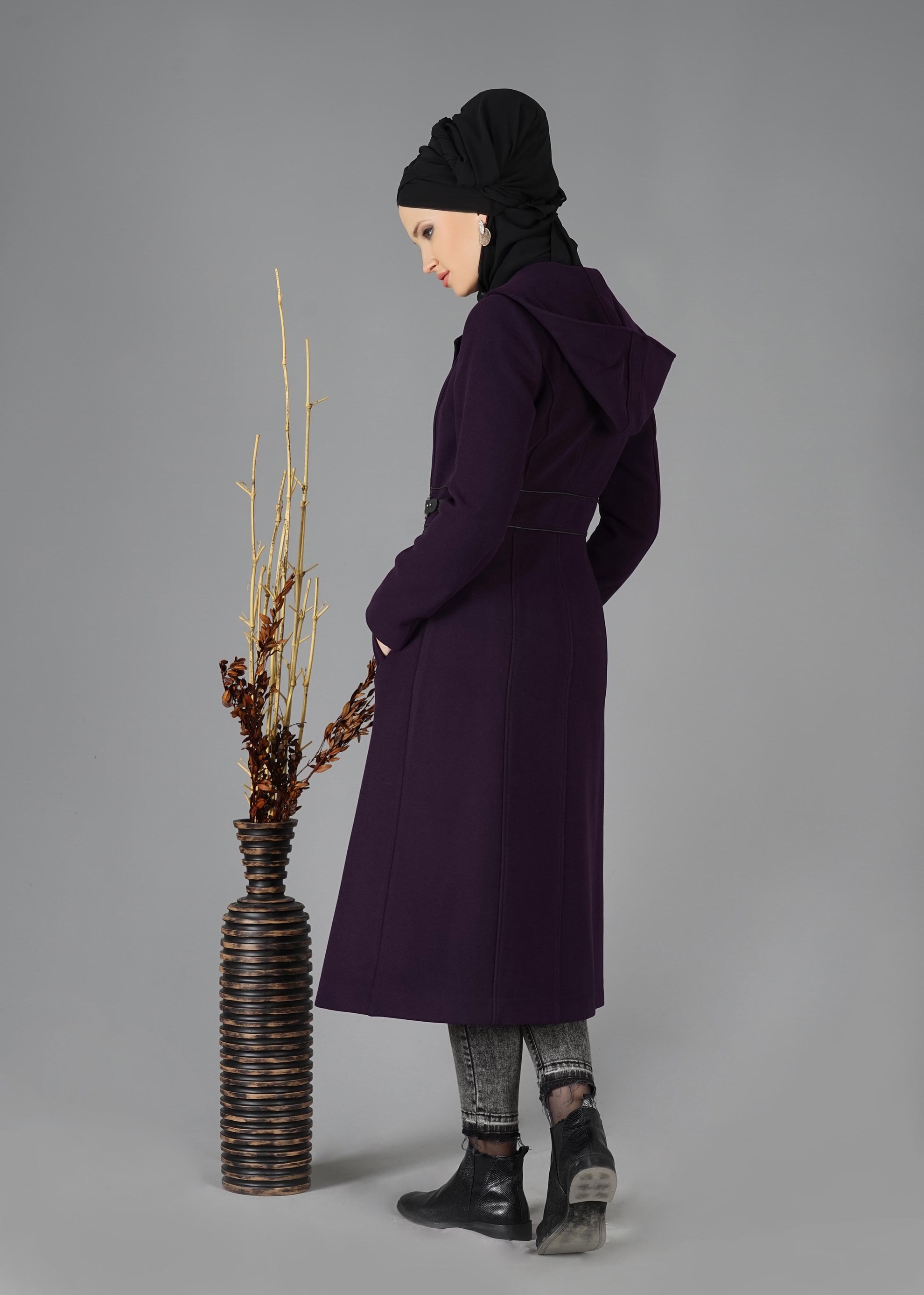 Tesettür giyim MOR YAKASI TÜY DETAYLI KAPÜŞONLU KABAN 9497