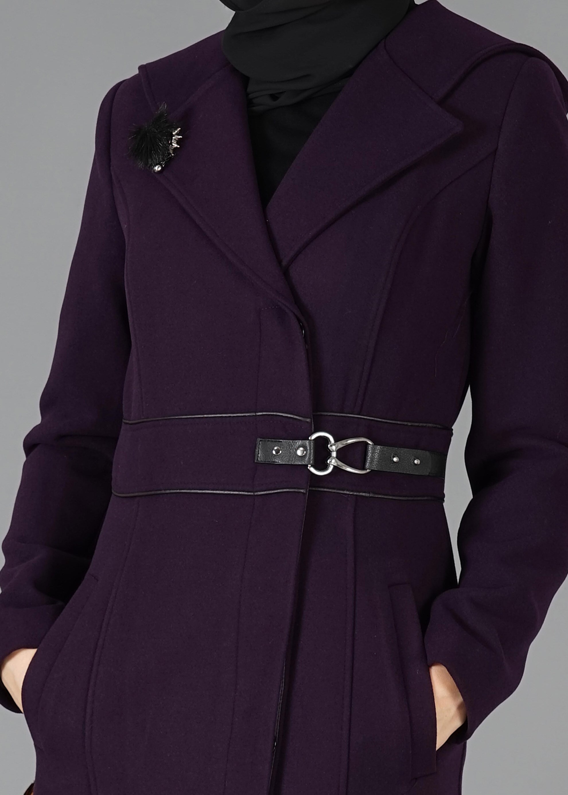 Tesettür giyim MOR YAKASI TÜY DETAYLI KAPÜŞONLU KABAN 9497