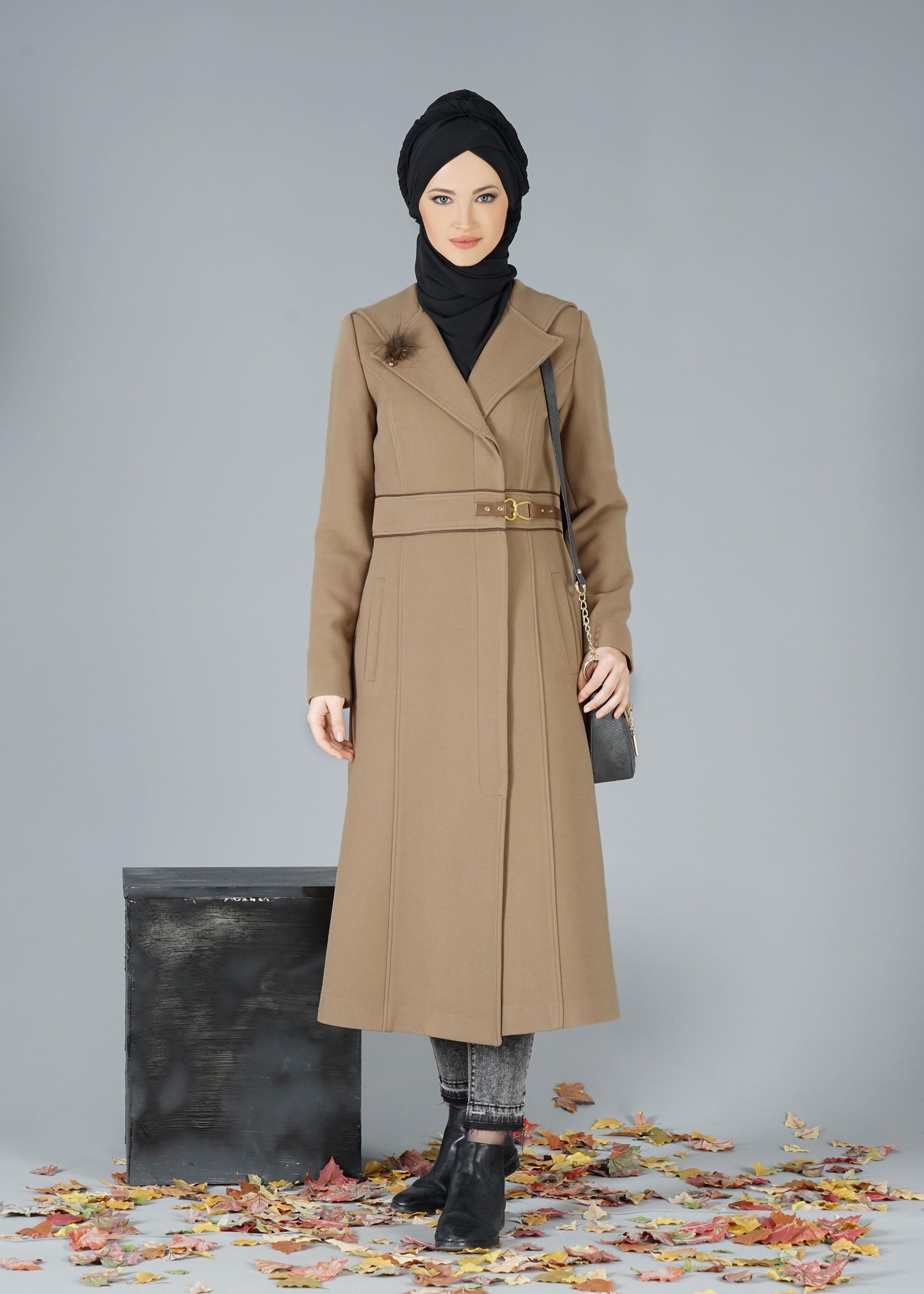 Tesettür giyim KAHVE YAKASI TÜY DETAYLI KAPÜŞONLU KABAN 9497