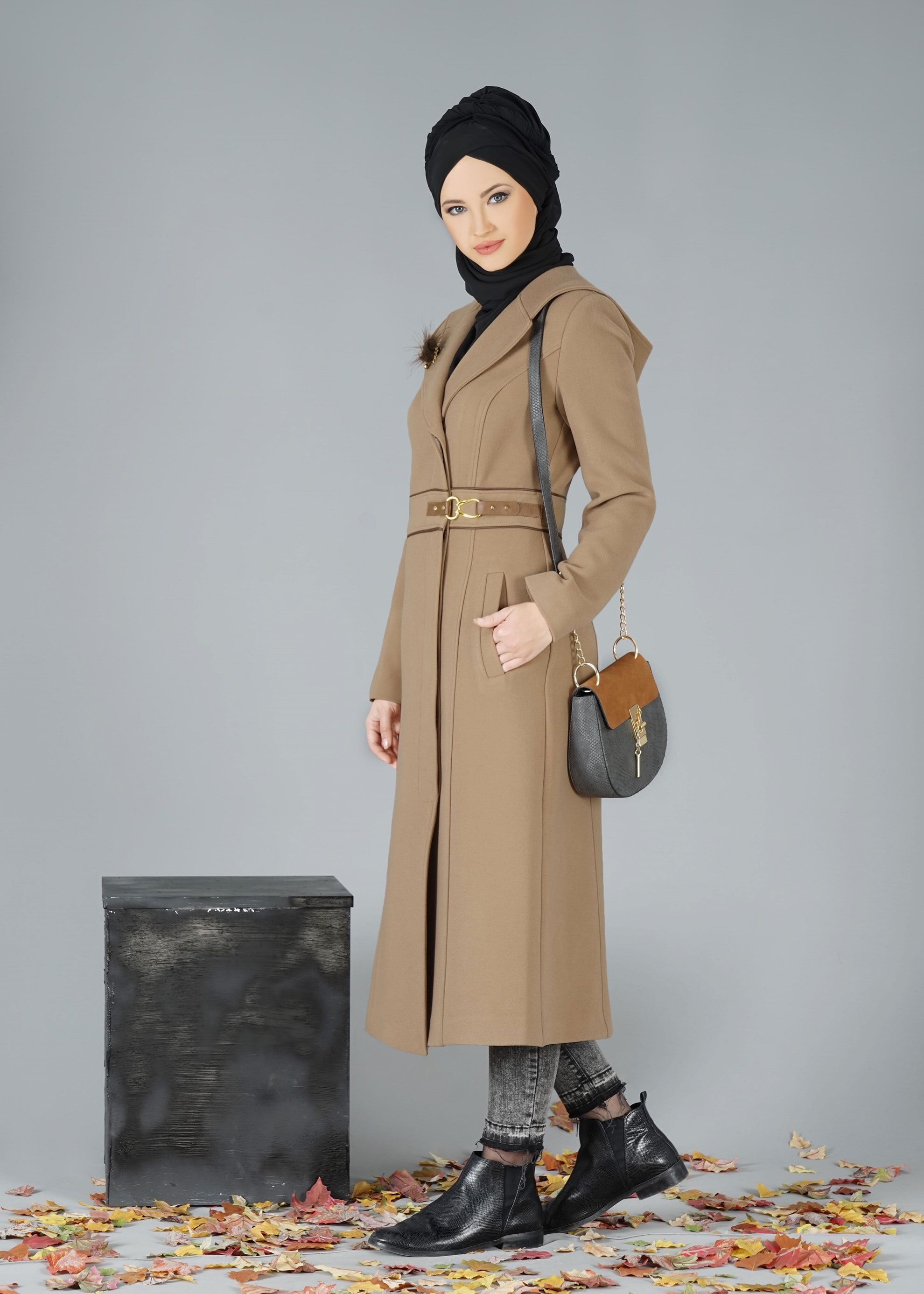 Tesettür giyim KAHVE YAKASI TÜY DETAYLI KAPÜŞONLU KABAN 9497