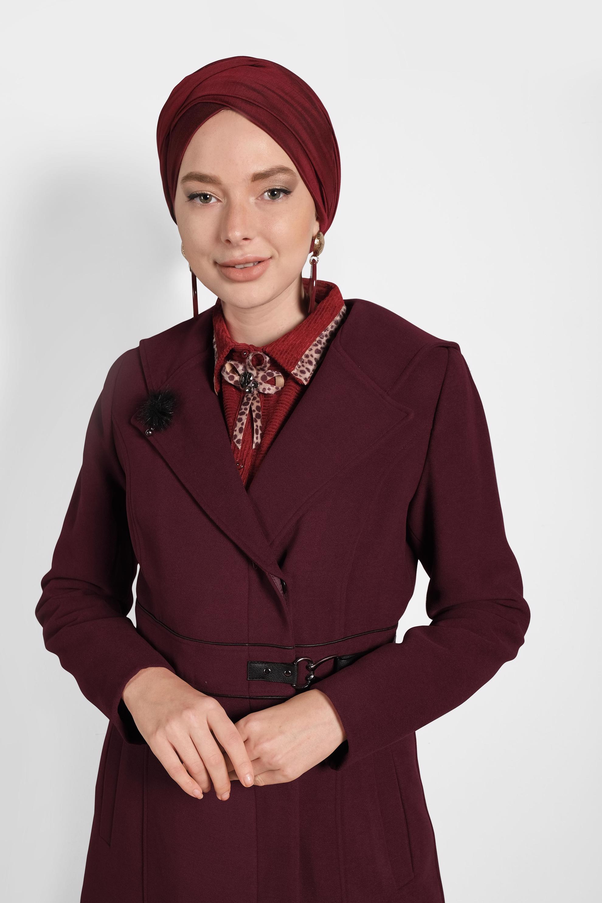 Tesettür giyim BORDO YAKASI TÜY DETAYLI KAPÜŞONLU KABAN 9497