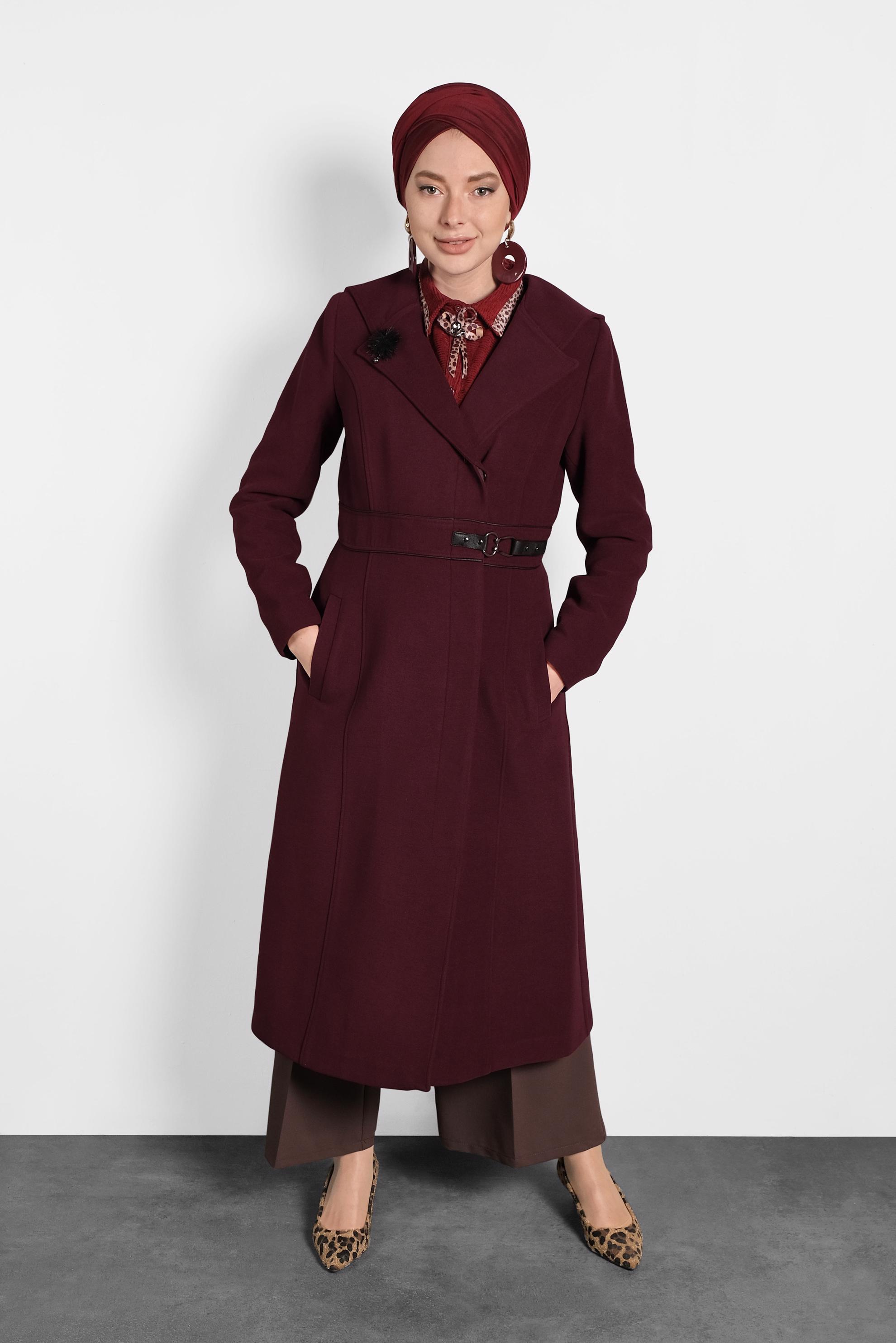 Tesettür giyim BORDO YAKASI TÜY DETAYLI KAPÜŞONLU KABAN 9497