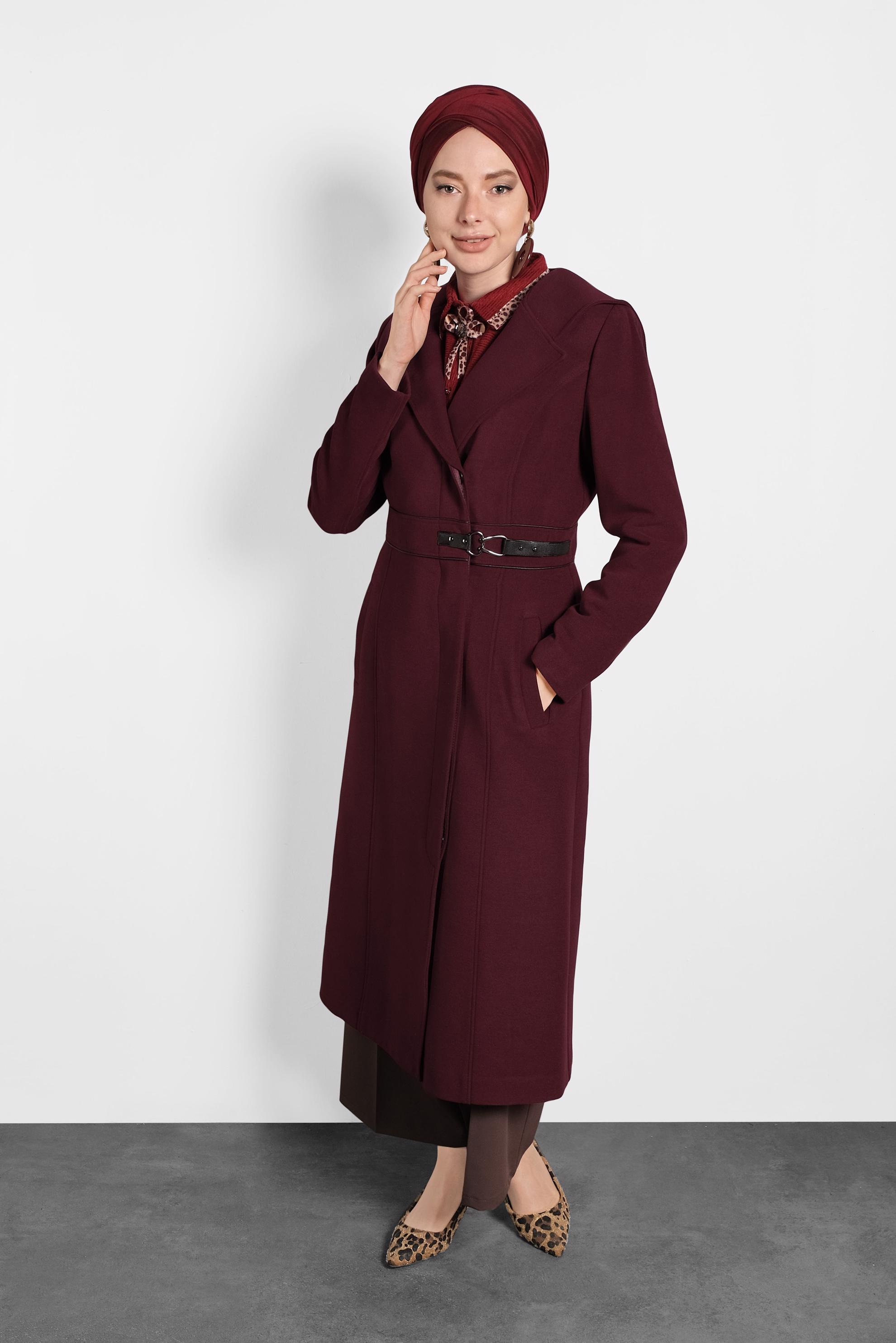 Tesettür giyim BORDO YAKASI TÜY DETAYLI KAPÜŞONLU KABAN 9497