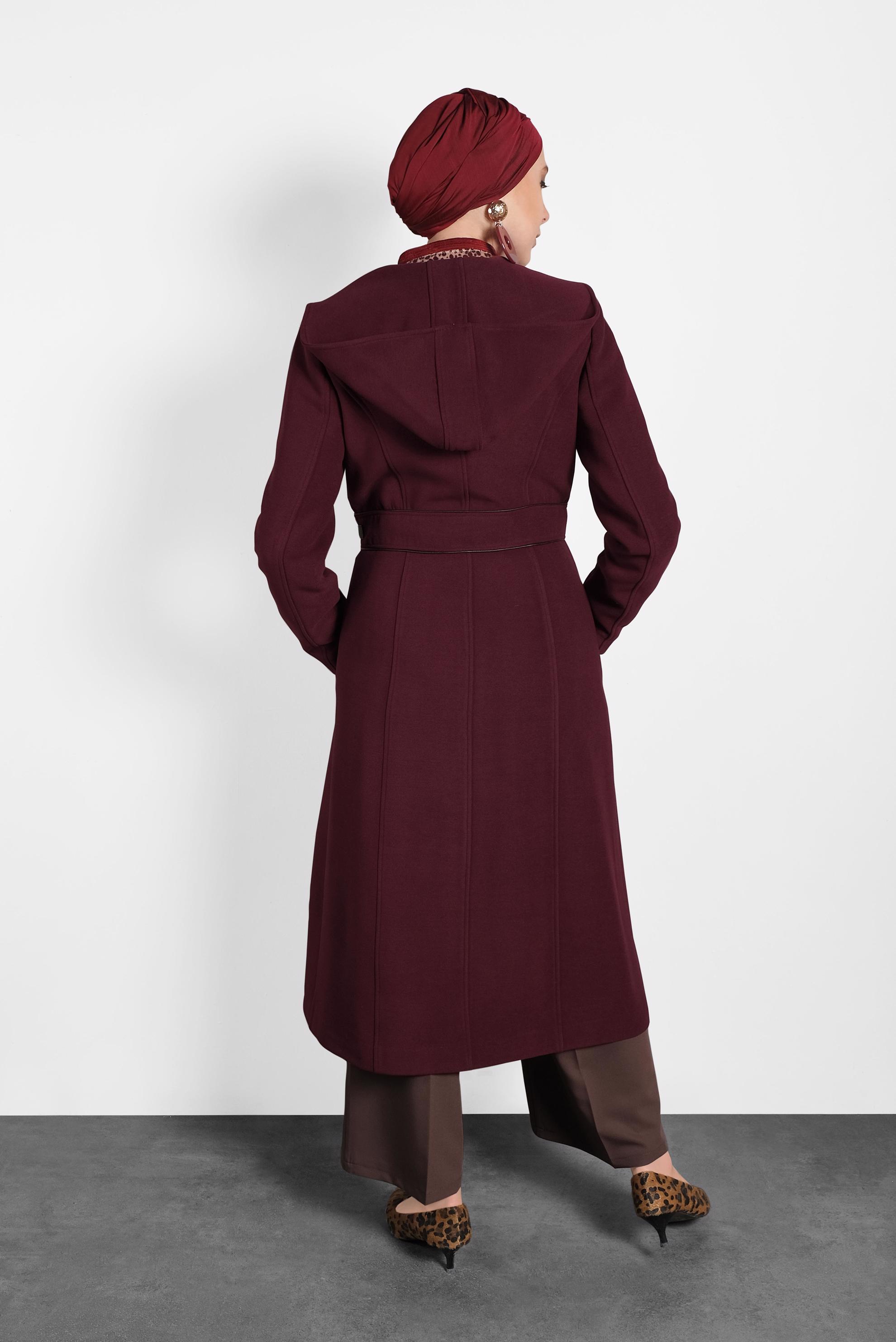 Tesettür giyim BORDO YAKASI TÜY DETAYLI KAPÜŞONLU KABAN 9497