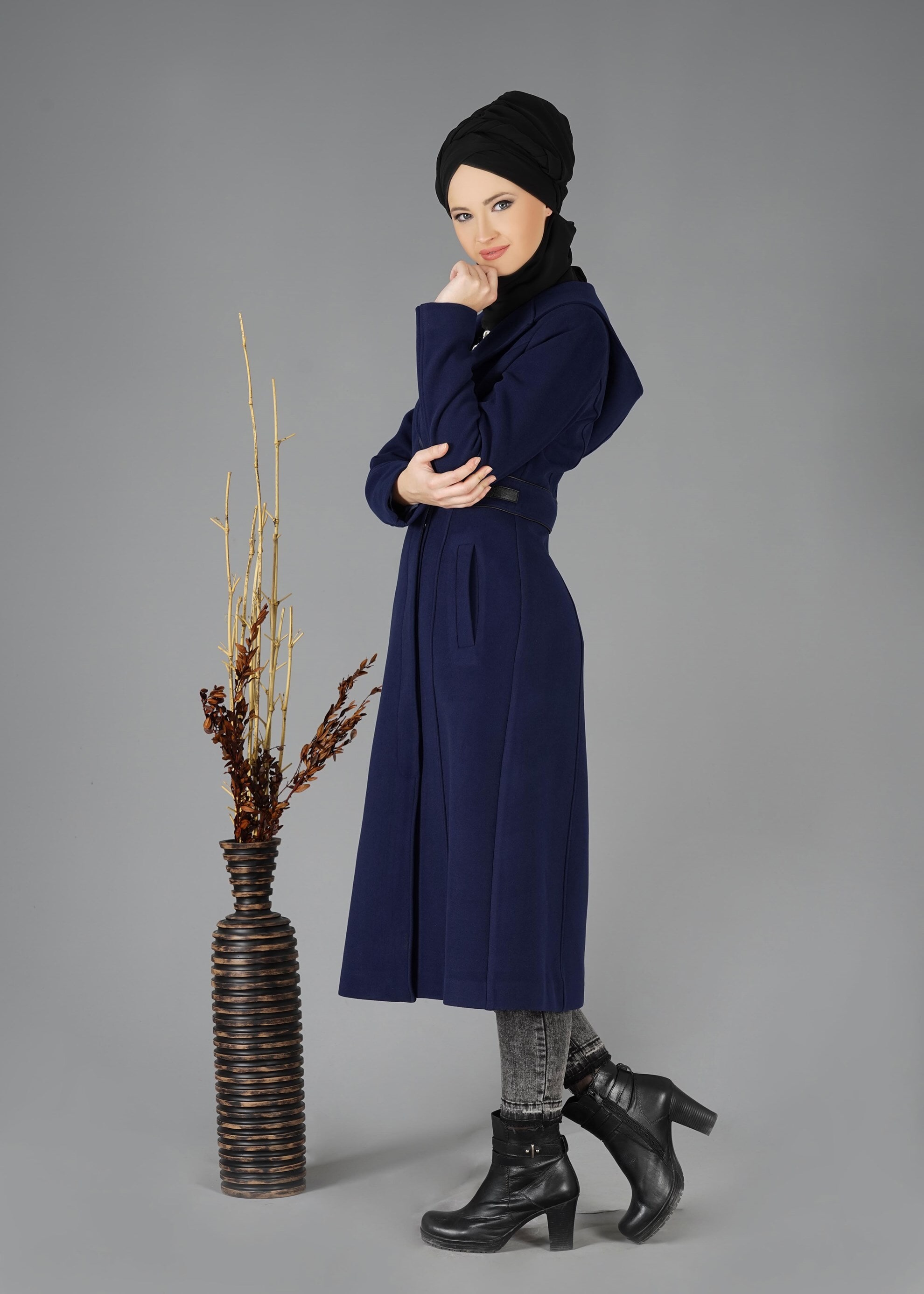 Tesettür giyim MAVİ YAKASI TÜY DETAYLI KAPÜŞONLU KABAN 9497