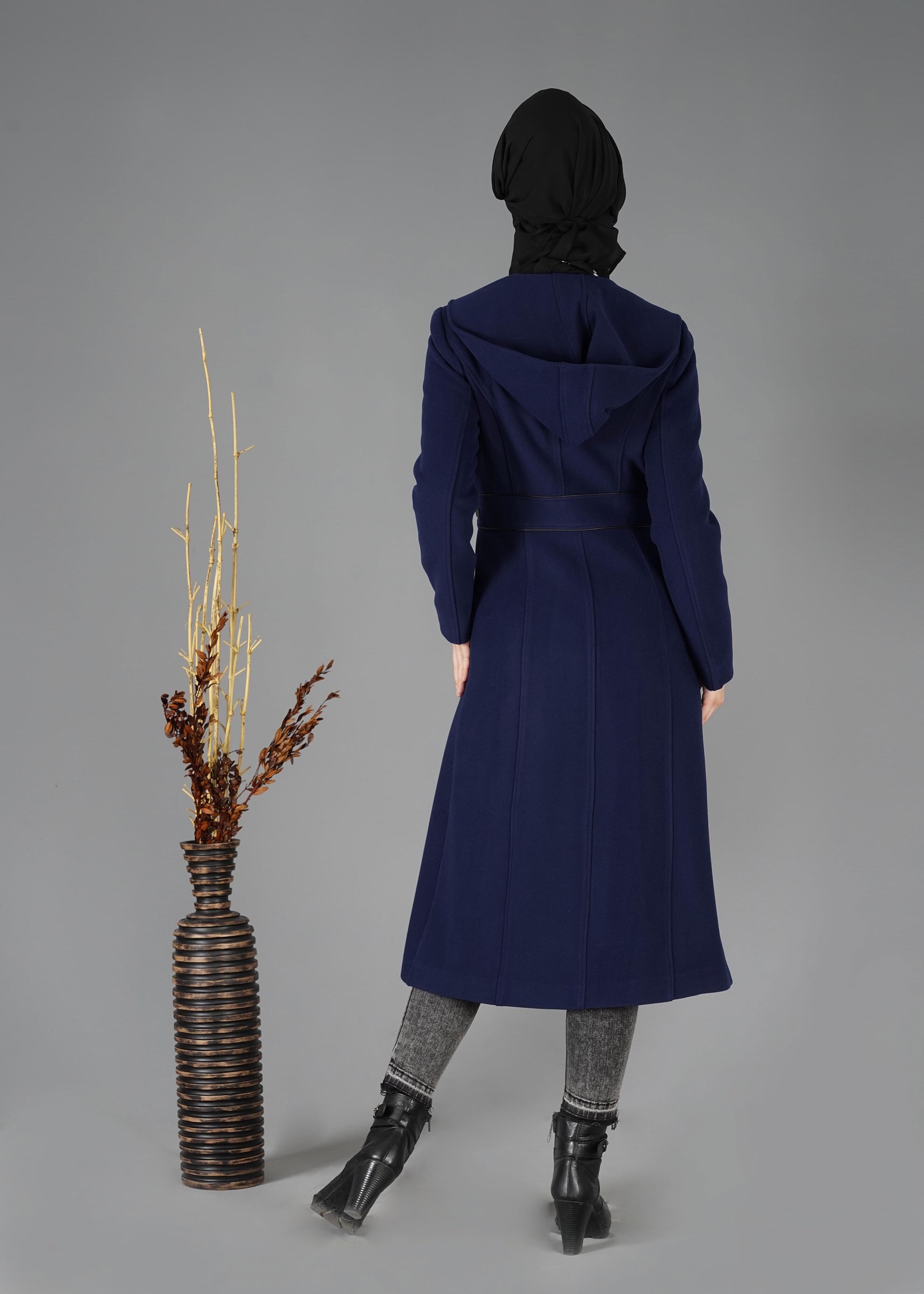 Tesettür giyim MAVİ YAKASI TÜY DETAYLI KAPÜŞONLU KABAN 9497