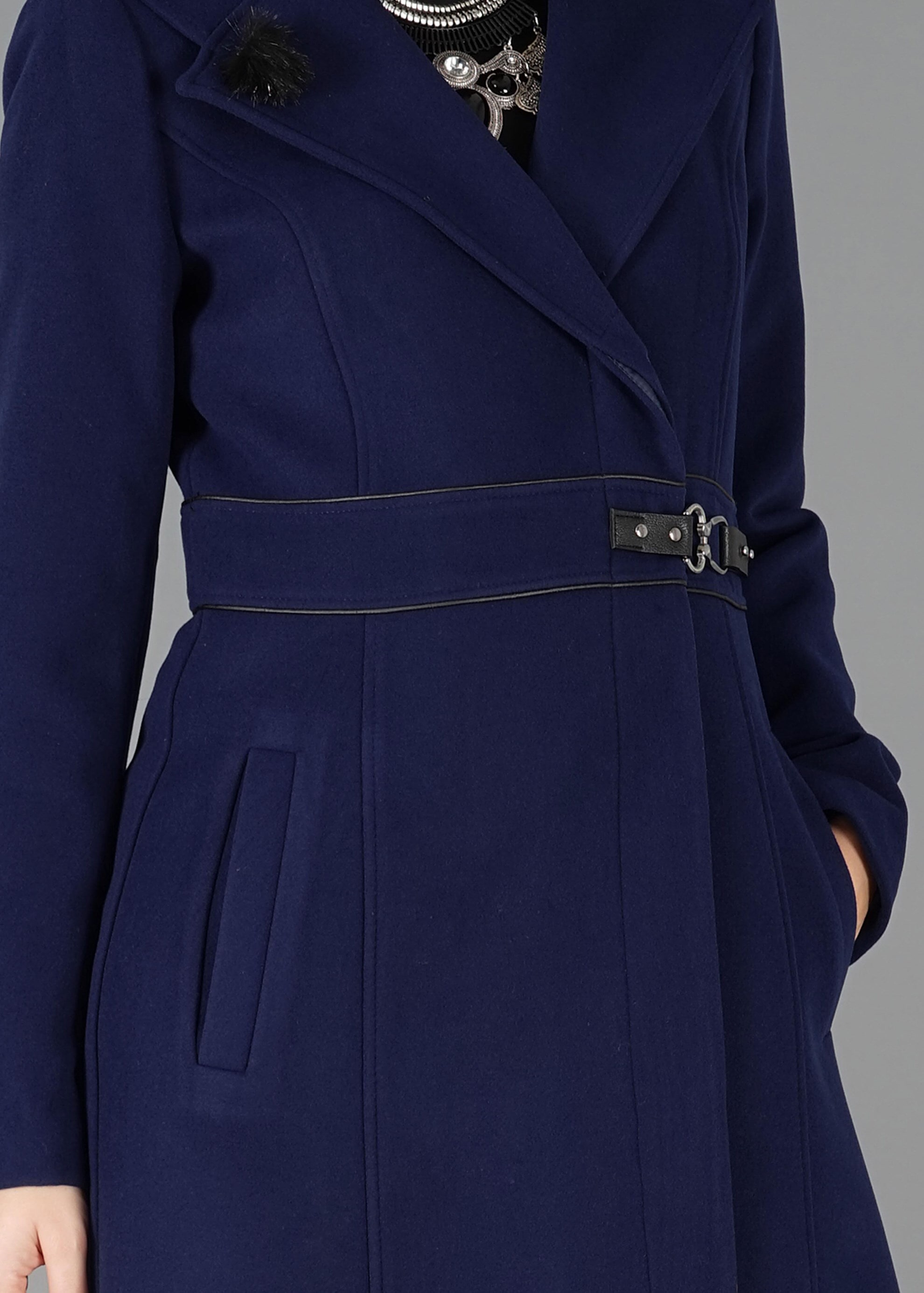 Tesettür giyim MAVİ YAKASI TÜY DETAYLI KAPÜŞONLU KABAN 9497