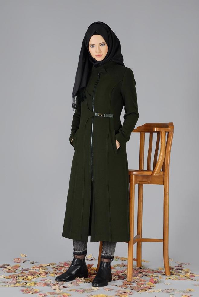 Tesettür giyim HAKİ YAKASI BAĞLAMALI KEMER DETAYLI KABAN 9500  - ALVİNA