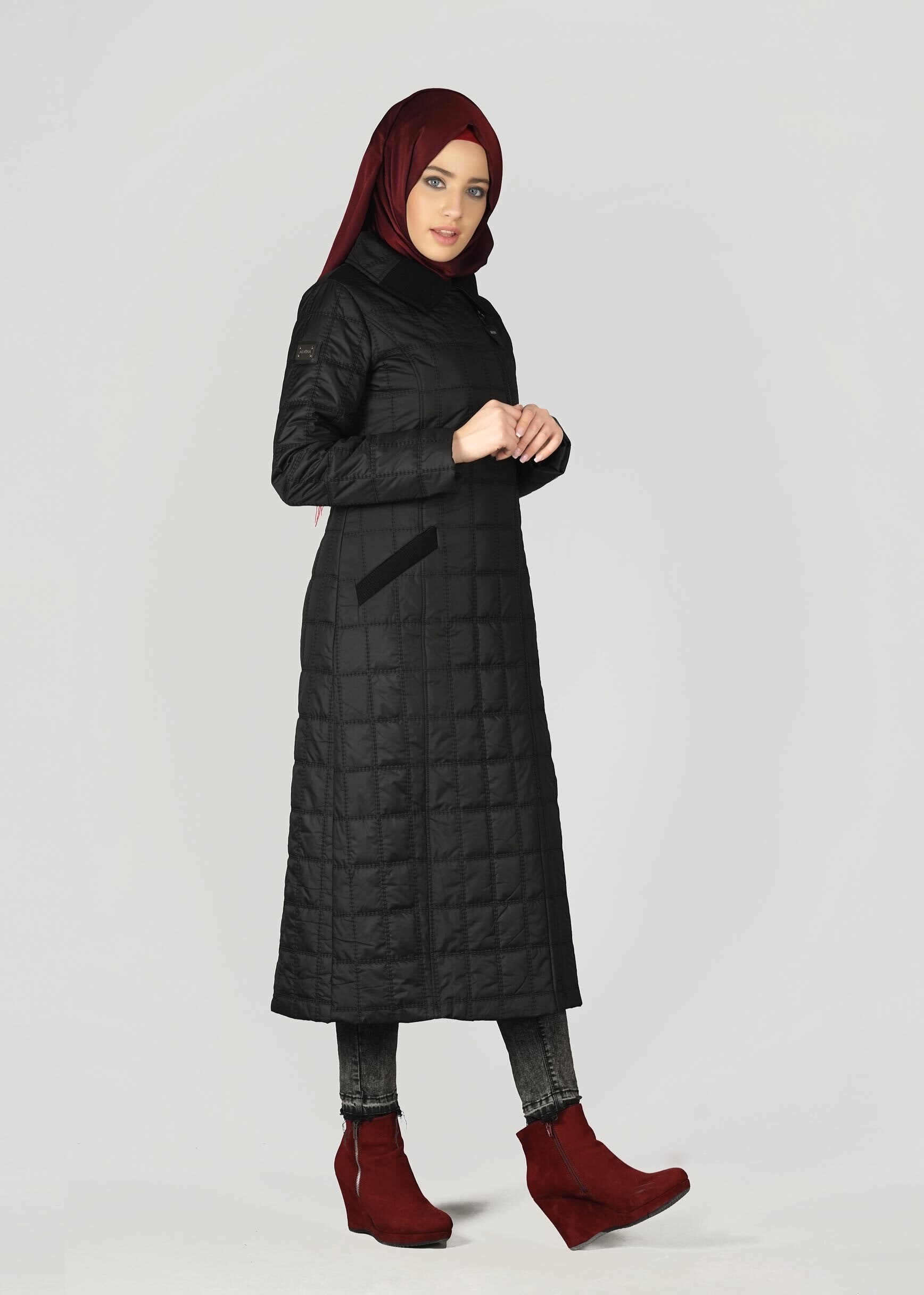 Tesettür giyim SİYAH 9502 KARE KAPİTONE  TESETTÜR KABAN