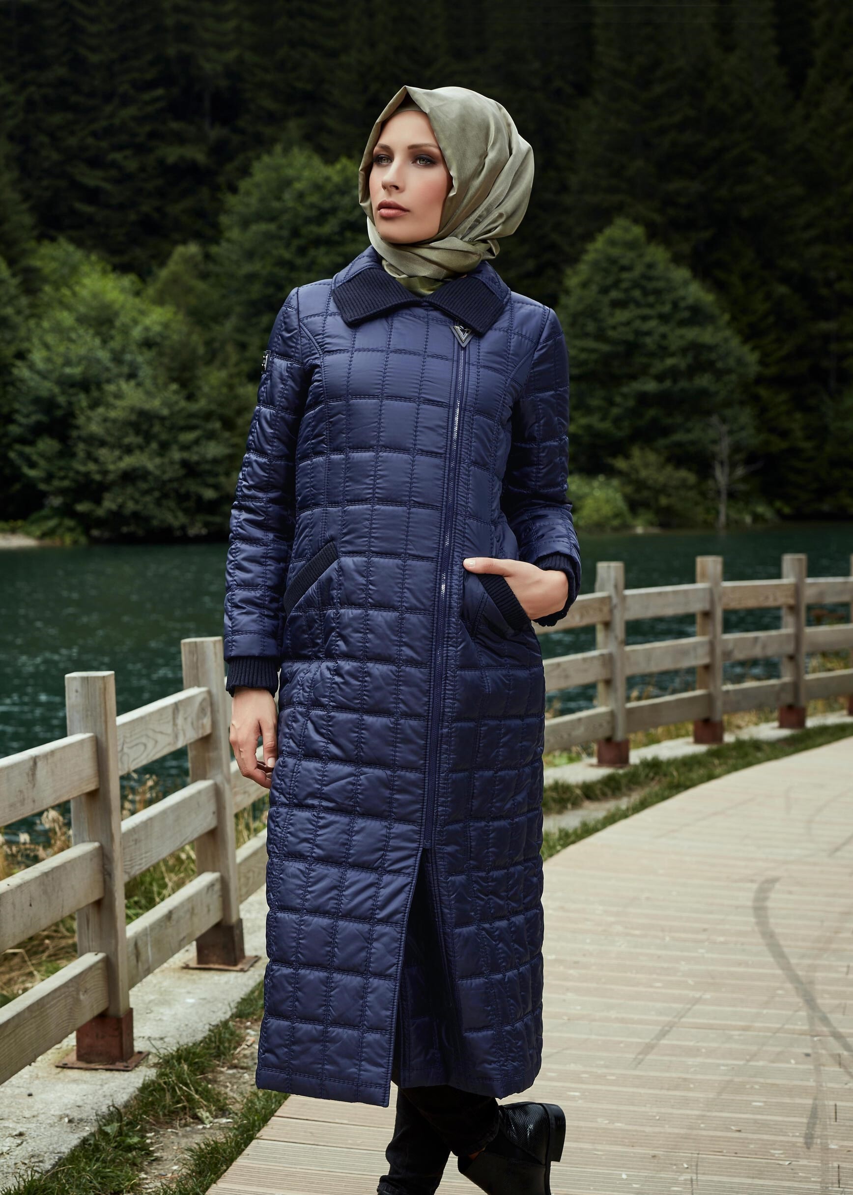 Tesettür giyim LACİVERT 9502 KARE KAPİTONE  TESETTÜR KABAN