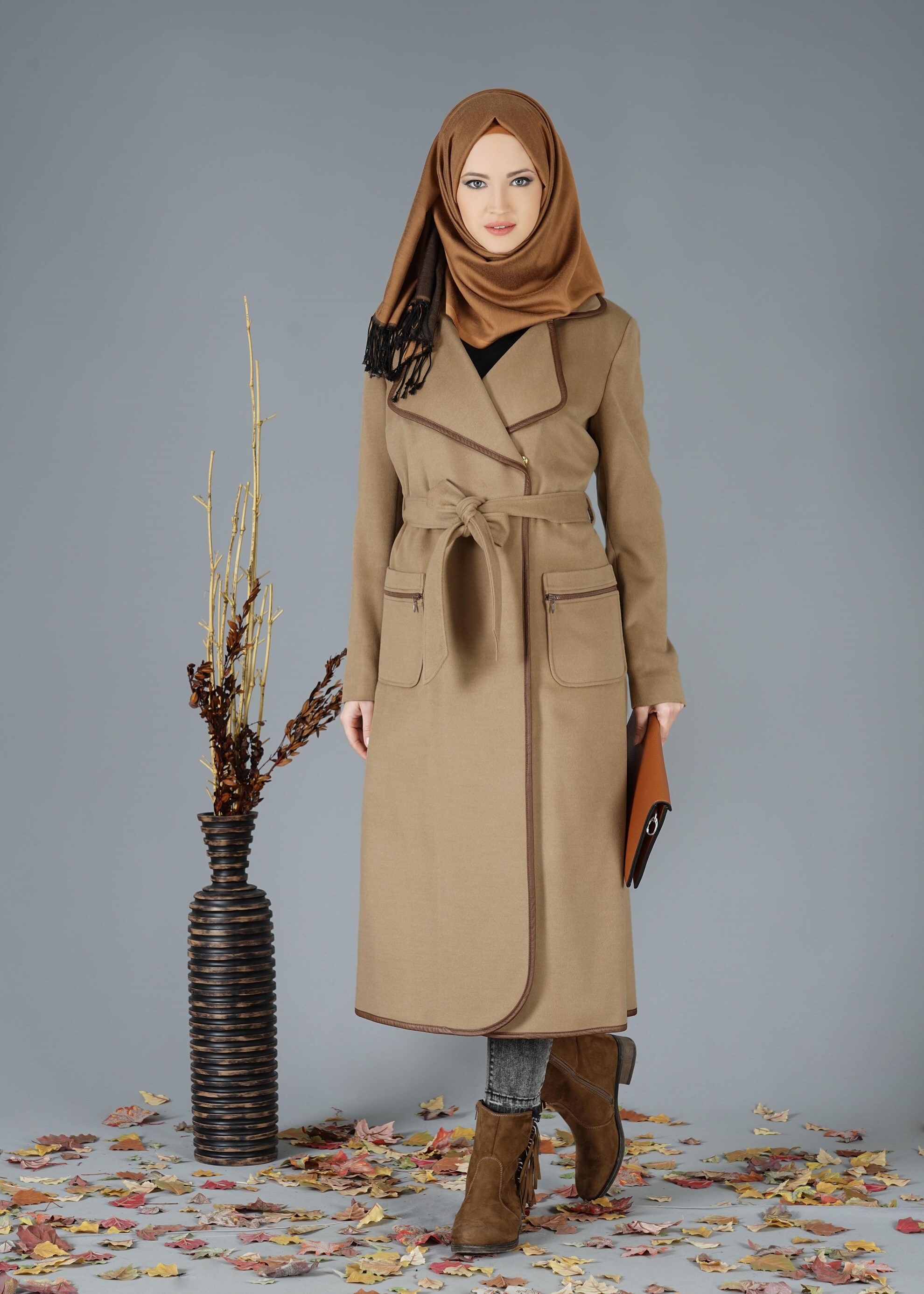 Tesettür giyim BEJ KRUVAZE YAKA KUŞAKLI KABAN 9503