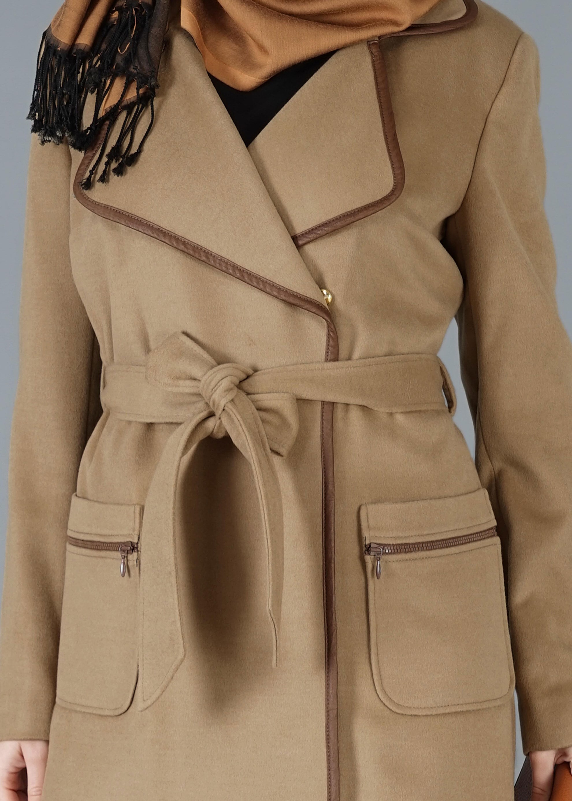 Tesettür giyim BEJ KRUVAZE YAKA KUŞAKLI KABAN 9503