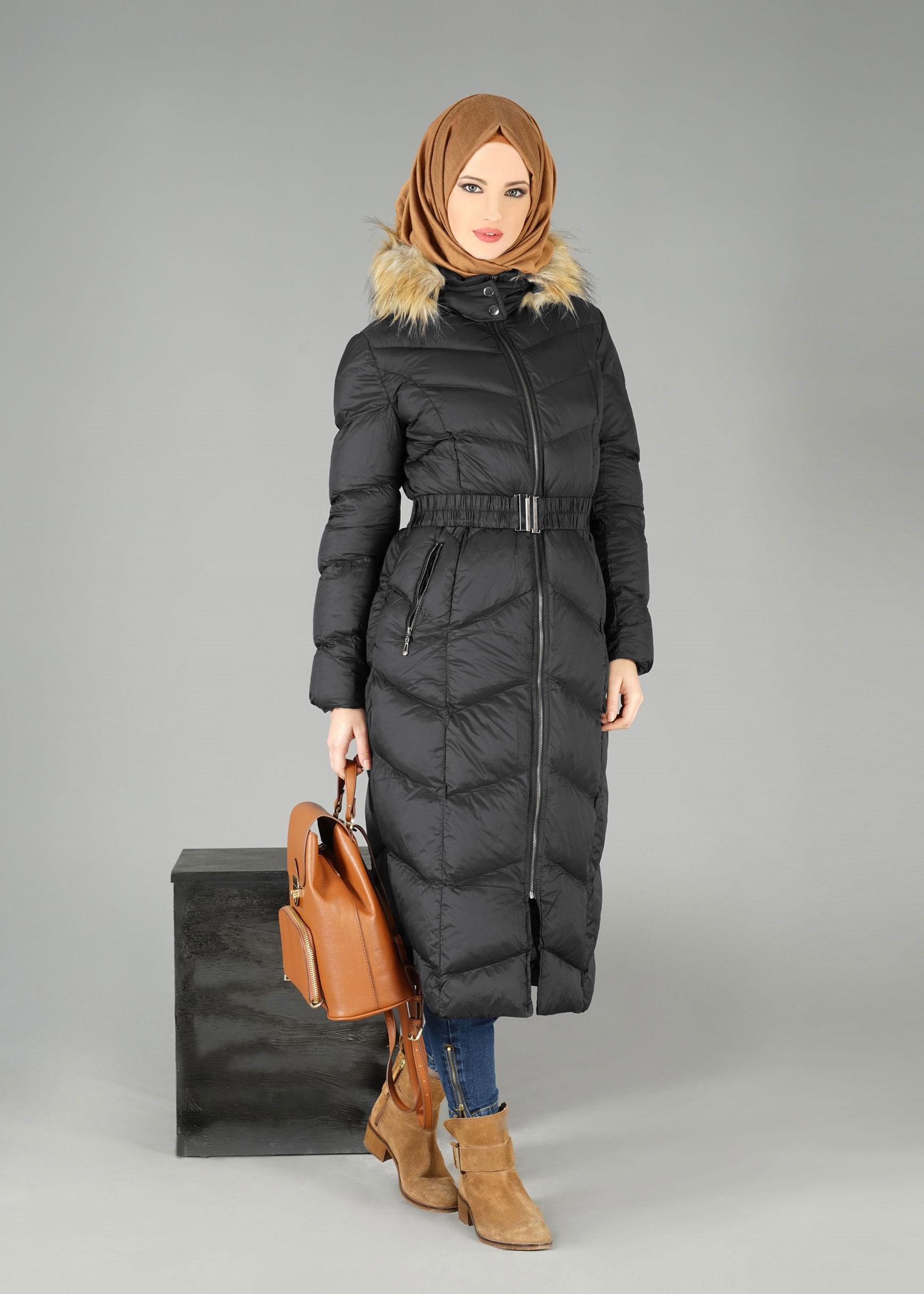 Tesettür giyim SİYAH KAPÜŞONLU ŞİŞME KABAN 9507