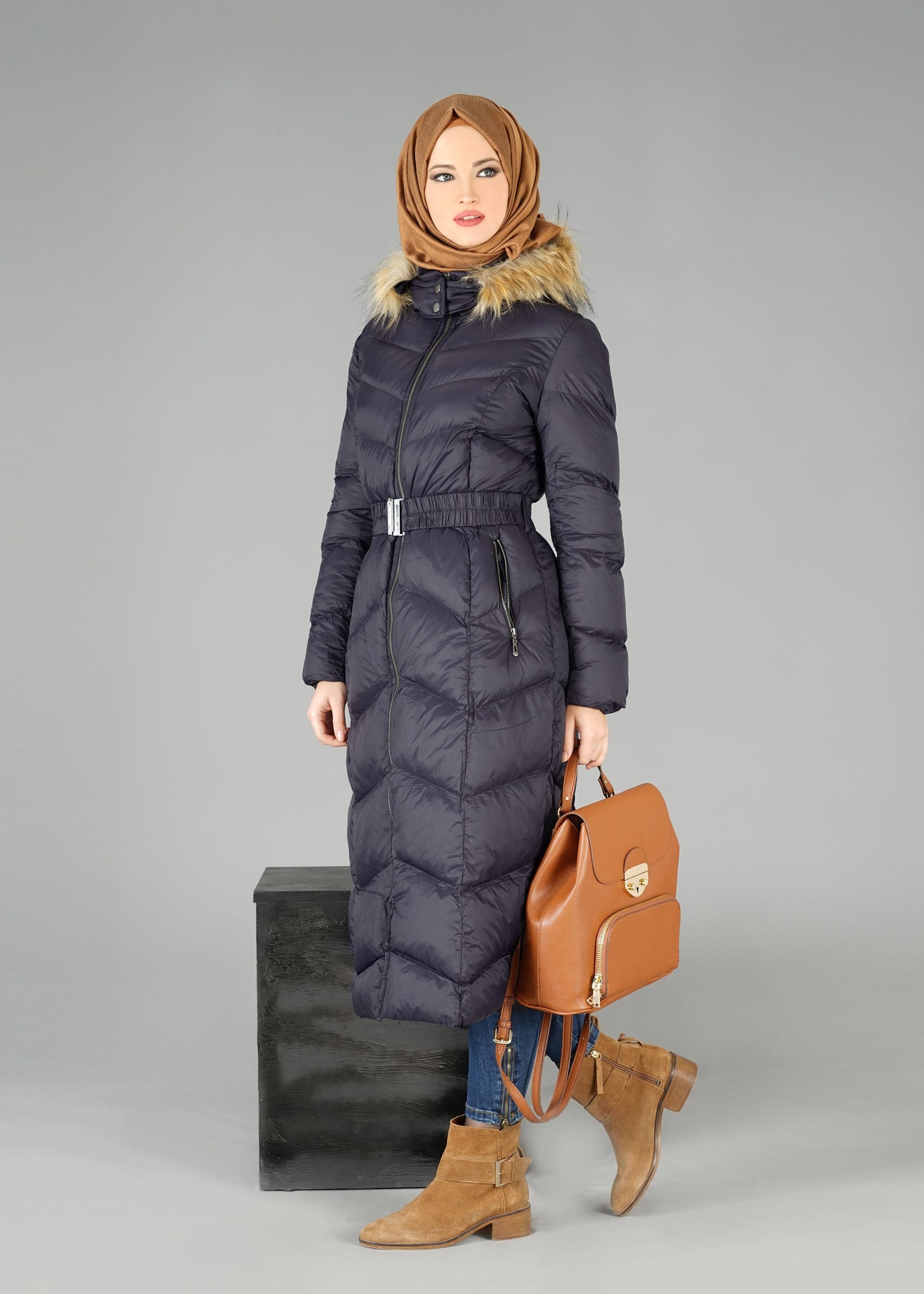 Tesettür giyim LACİVERT KAPÜŞONLU ŞİŞME KABAN 9507