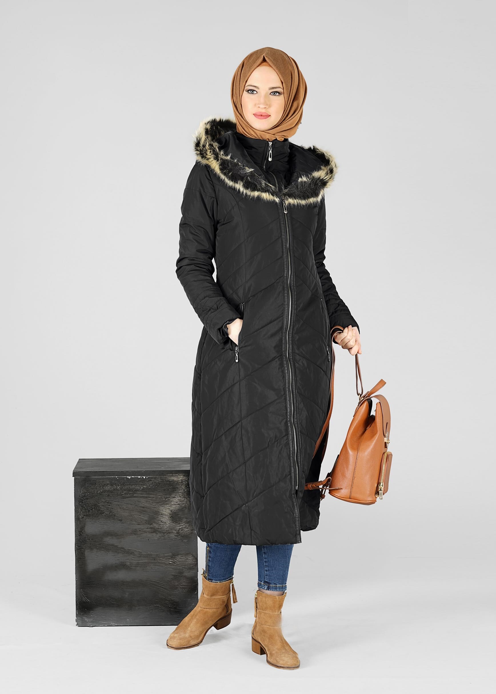 Tesettür giyim SİYAH KAPÜŞONLU ŞİŞME KABAN 9515