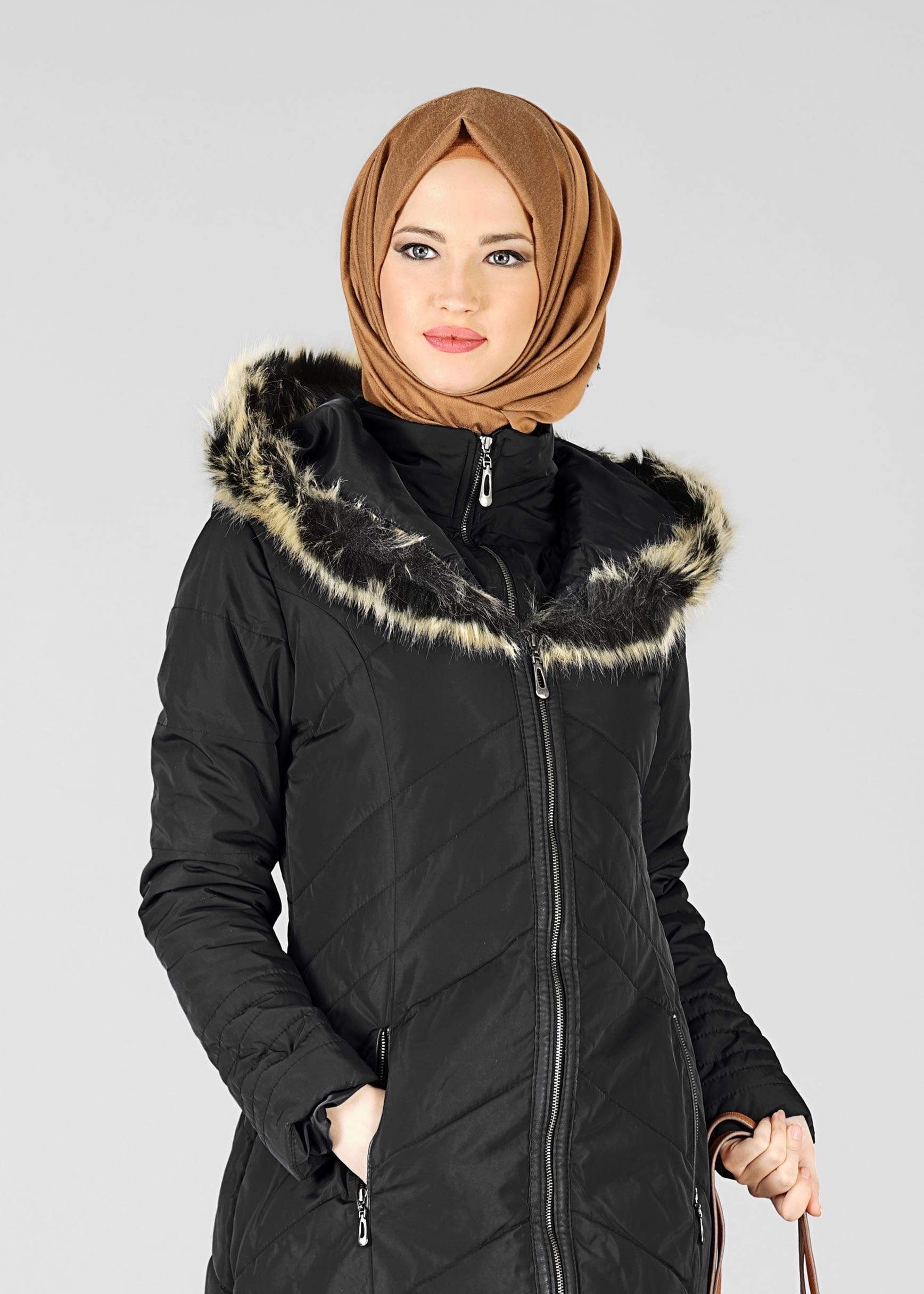 Tesettür giyim SİYAH KAPÜŞONLU ŞİŞME KABAN 9515