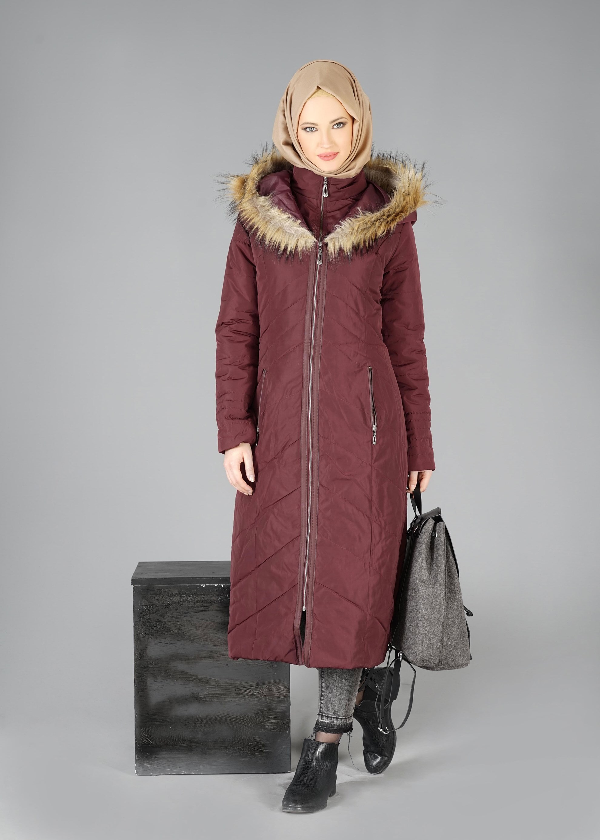 Tesettür giyim BORDO KAPÜŞONLU ŞİŞME KABAN 9515