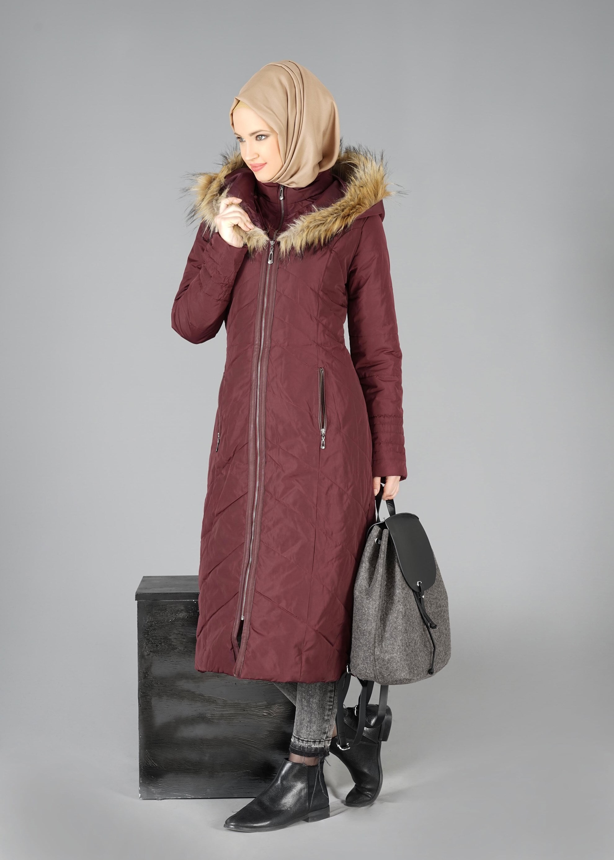 Tesettür giyim BORDO KAPÜŞONLU ŞİŞME KABAN 9515
