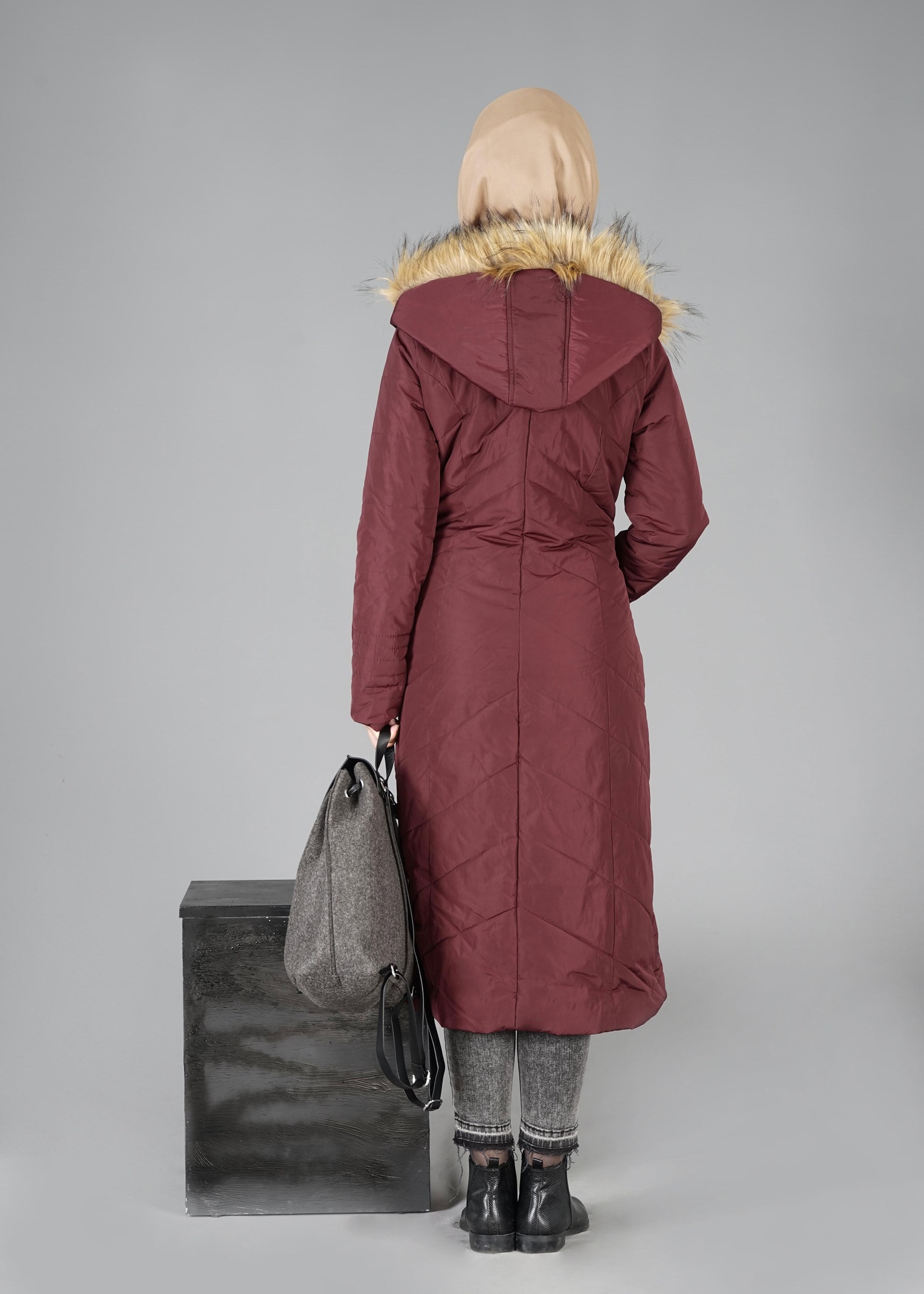 Tesettür giyim BORDO KAPÜŞONLU ŞİŞME KABAN 9515