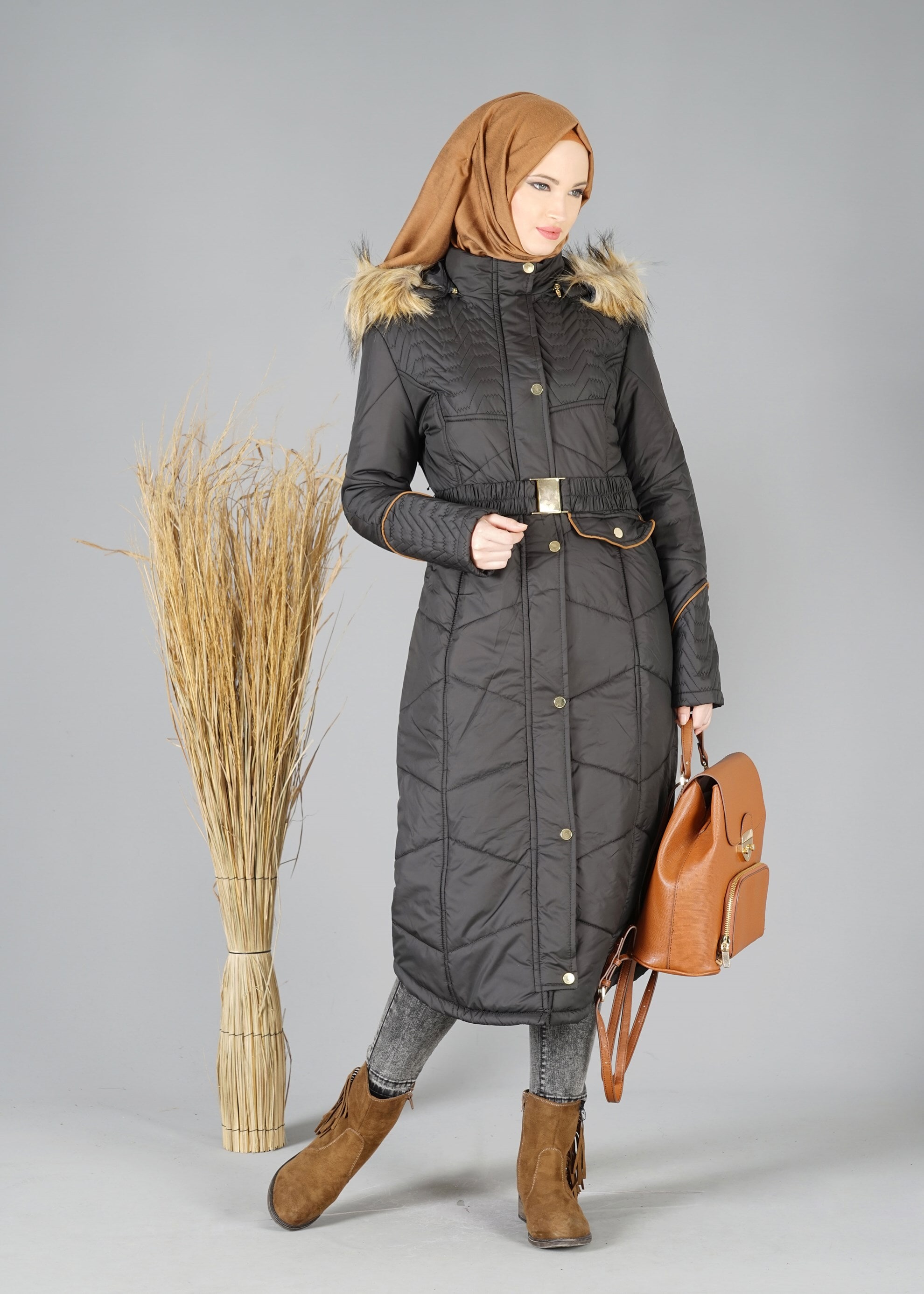 Tesettür giyim SİYAH KAPÜŞONU KÜRKLÜ KABAN 9516