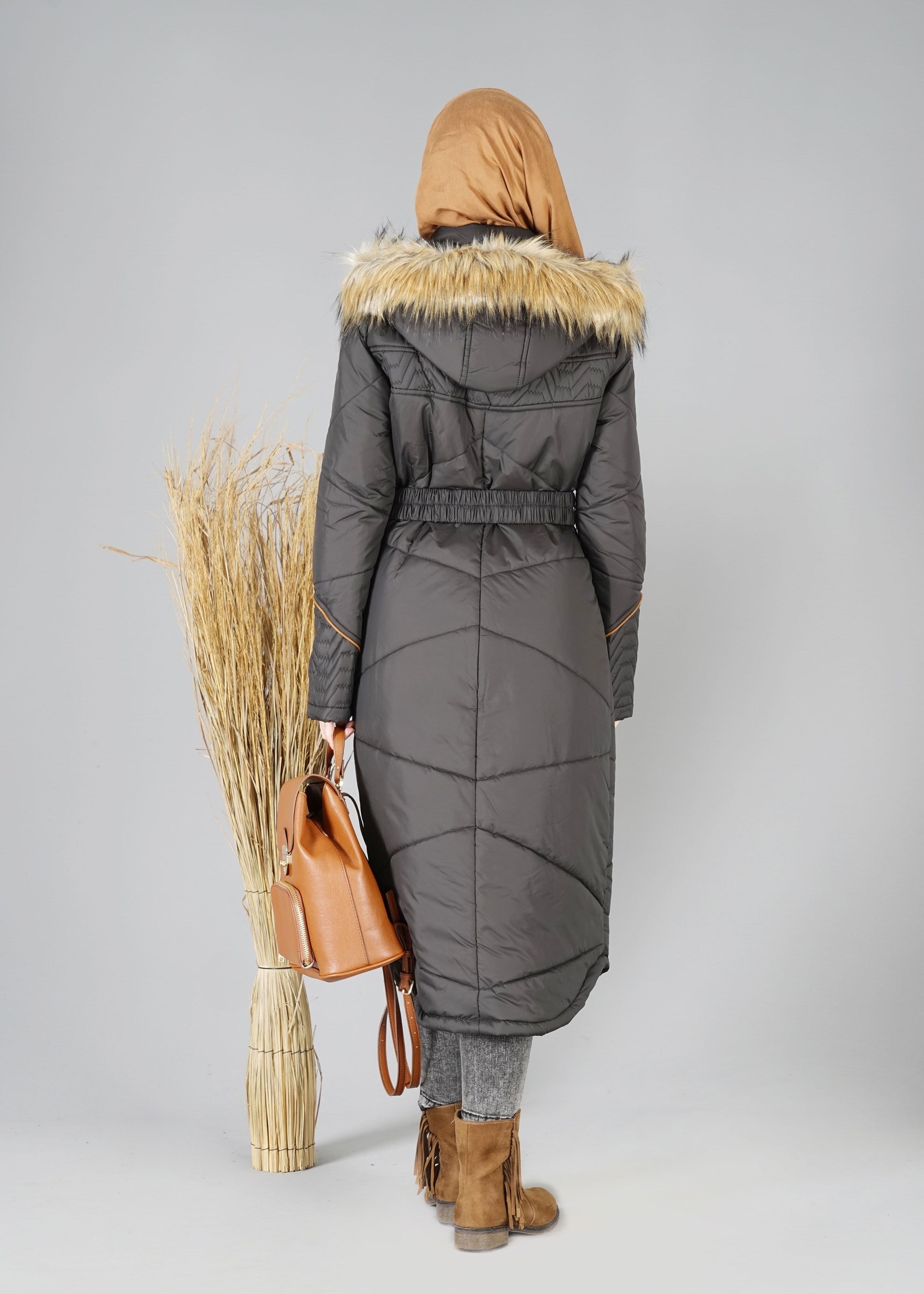 Tesettür giyim SİYAH KAPÜŞONU KÜRKLÜ KABAN 9516