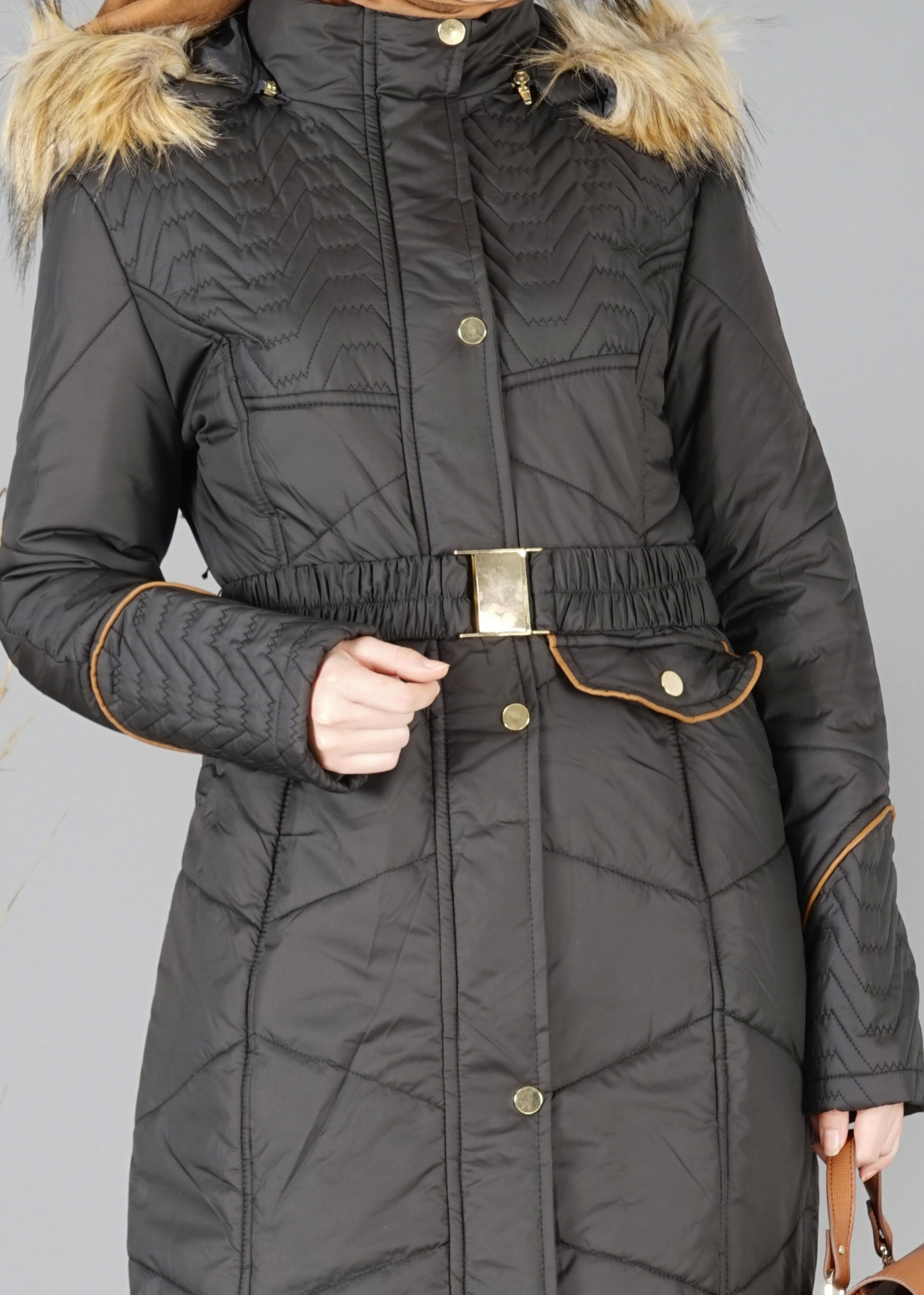 Tesettür giyim SİYAH KAPÜŞONU KÜRKLÜ KABAN 9516