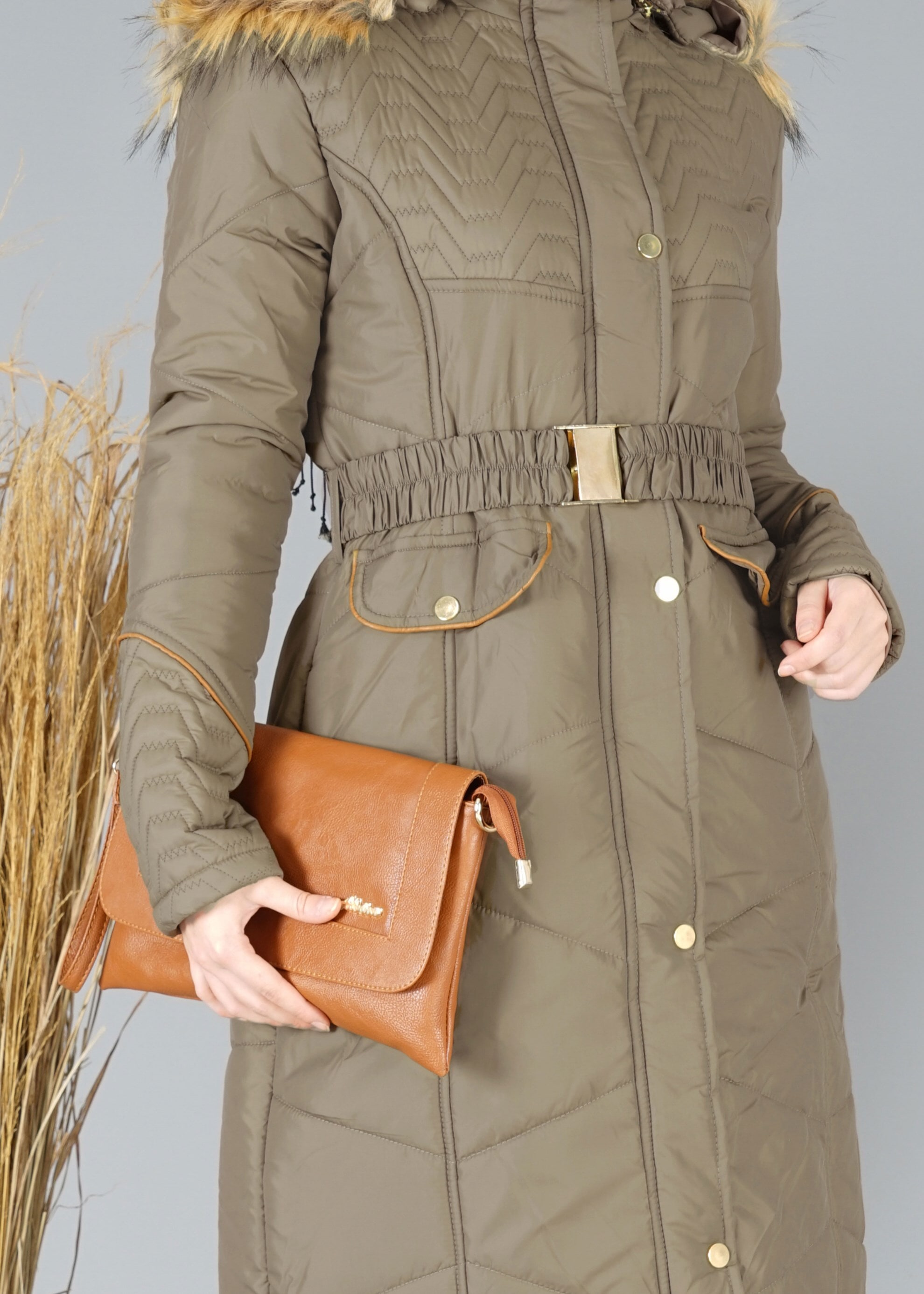 Tesettür giyim HAKİ KAPÜŞONU KÜRKLÜ KABAN 9516